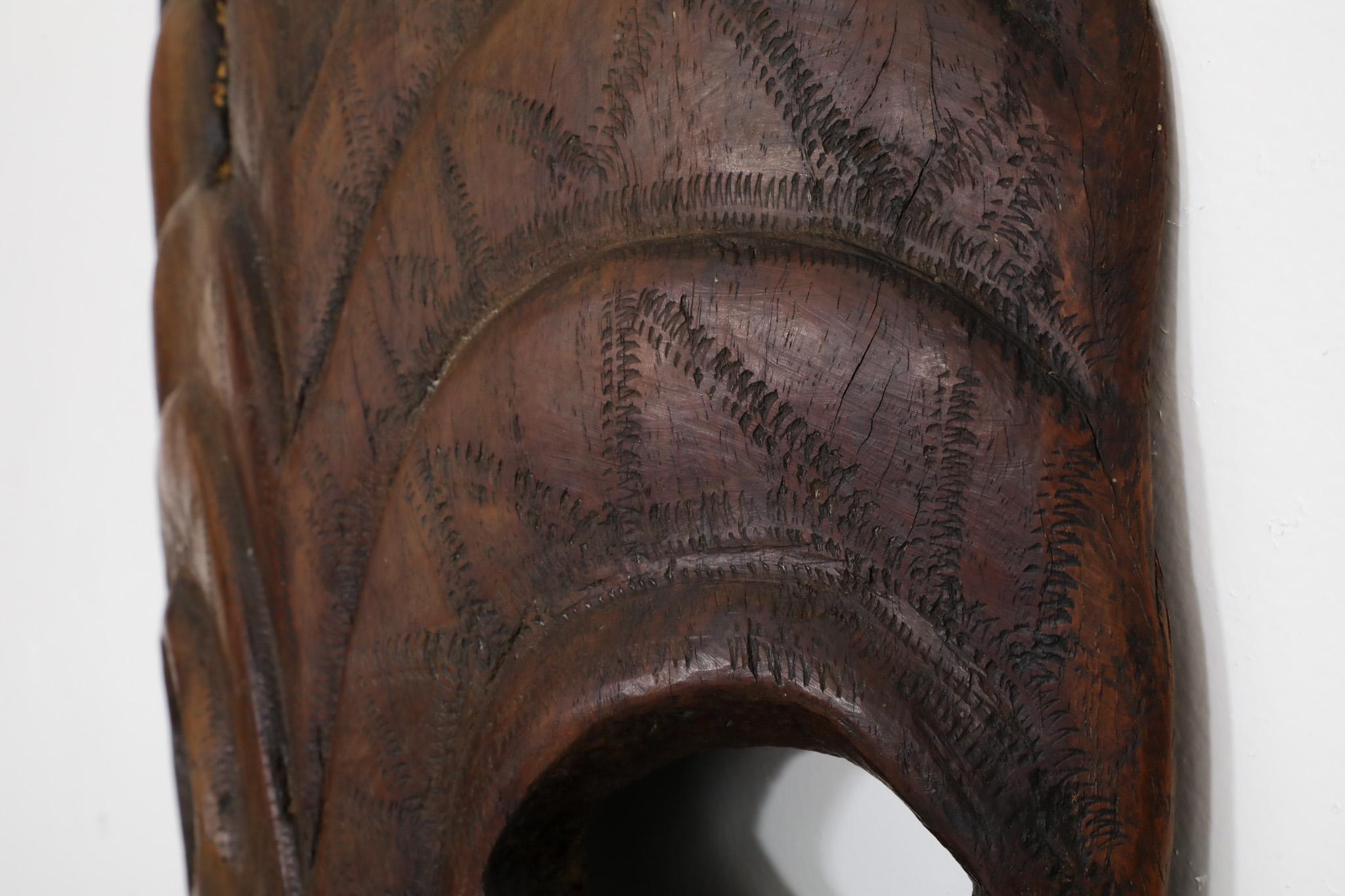 Bois Ancienne sculpture murale de masque tribal sculptée à la main en vente