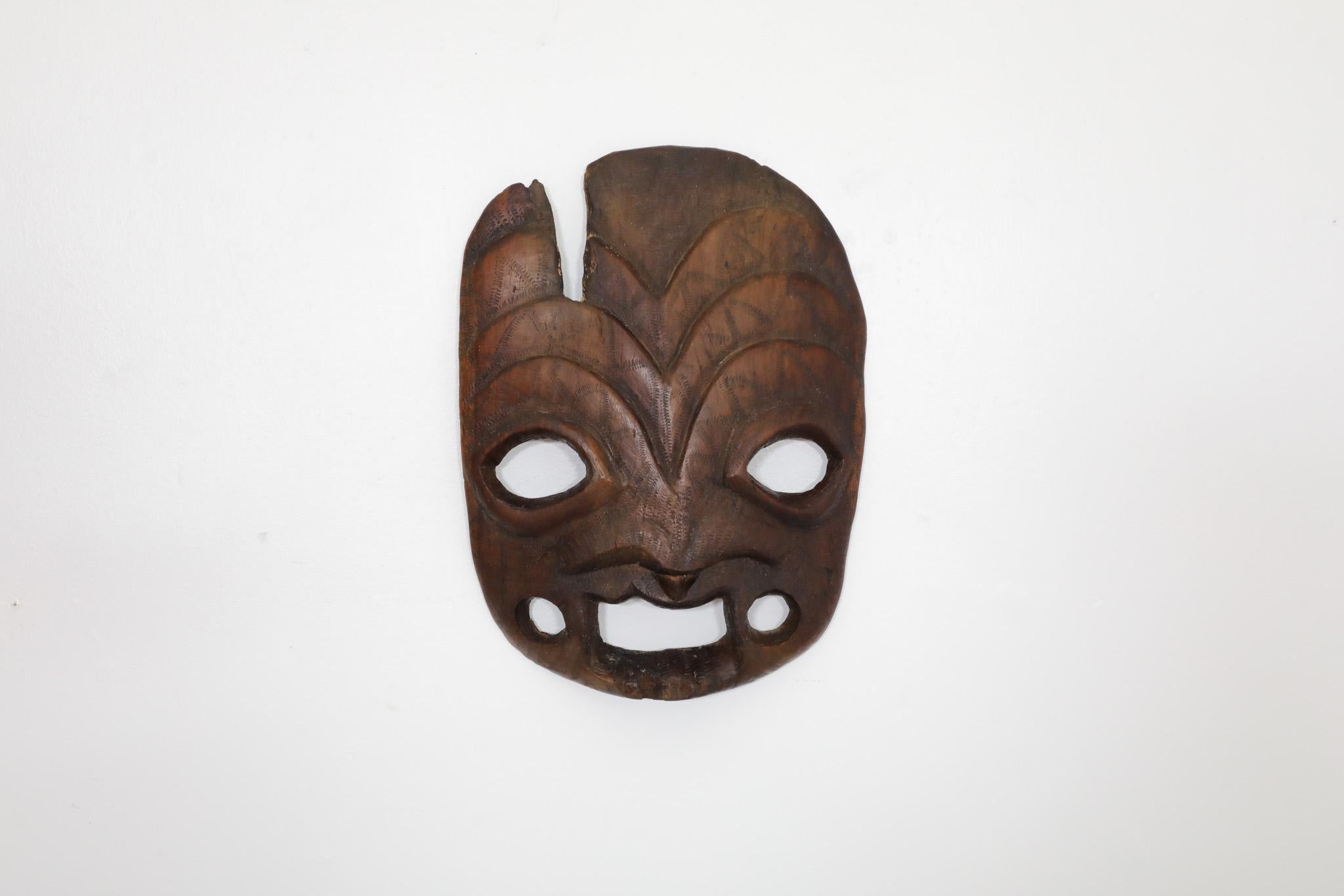 Ancienne sculpture murale de masque tribal sculptée à la main en vente 1