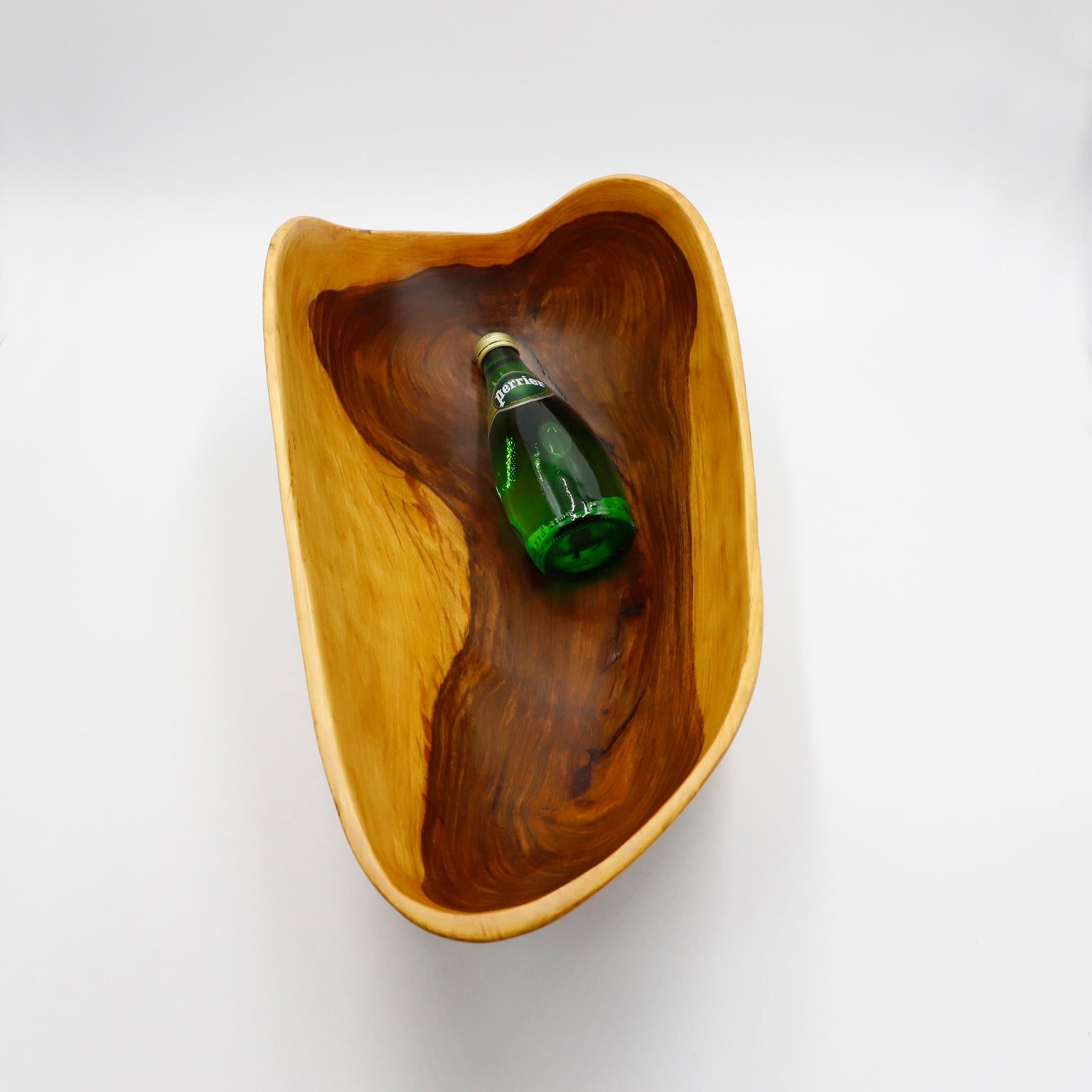 Antique Hand-Carved Tropical Wood Bowl In Good Condition For Sale In Mexico City, CDMX