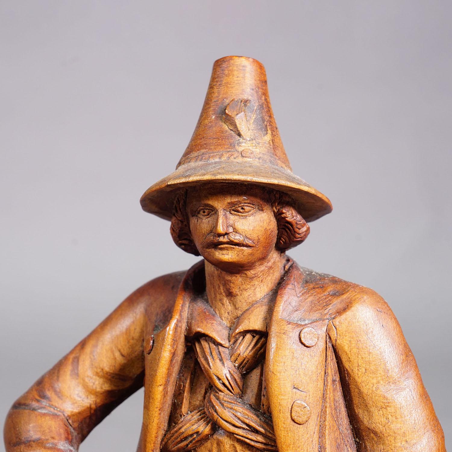 Escultura antigua de granjero tirolés tallada a mano, ca. 1880

Esta figura de madera finamente tallada representa a un campesino tradicional tirolés sentado relajadamente sobre una roca. Con su atuendo típico, que incluye sombrero y lederhosen, la