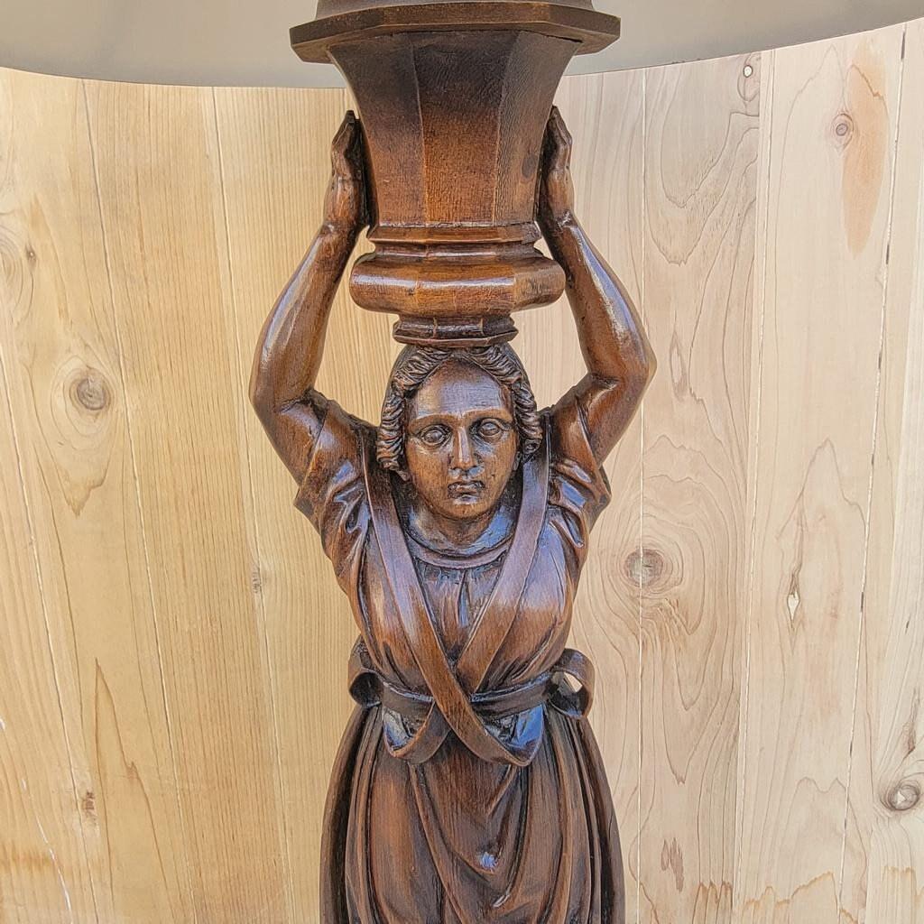 Sculpté à la main Ancienne lampe figurative en noyer sculpté à la main avec abat-jour en vente
