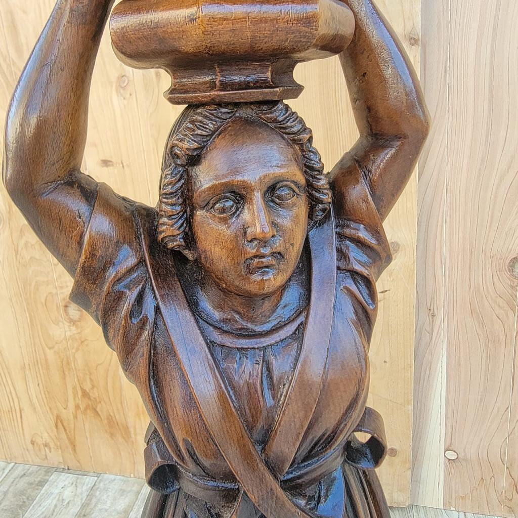 Début du 20ème siècle Ancienne lampe figurative en noyer sculpté à la main avec abat-jour en vente