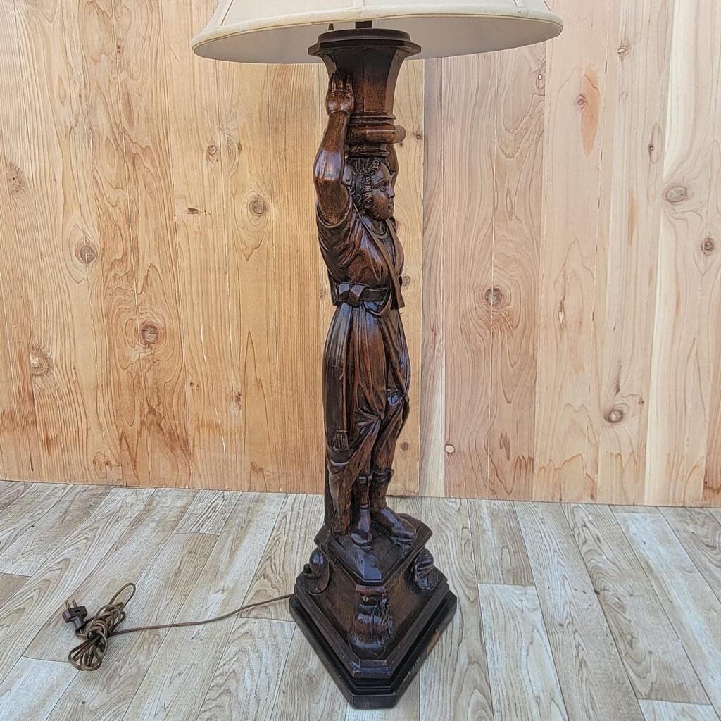Antike handgeschnitzte figürliche Lampe aus Nussbaumholz mit Schirm (Walnuss) im Angebot