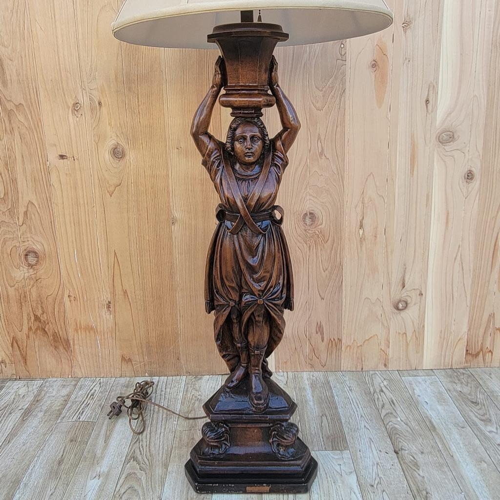 Antike handgeschnitzte figürliche Lampe aus Nussbaumholz mit Schirm im Angebot 1
