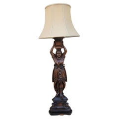 Antike handgeschnitzte figürliche Lampe aus Nussbaumholz mit Schirm