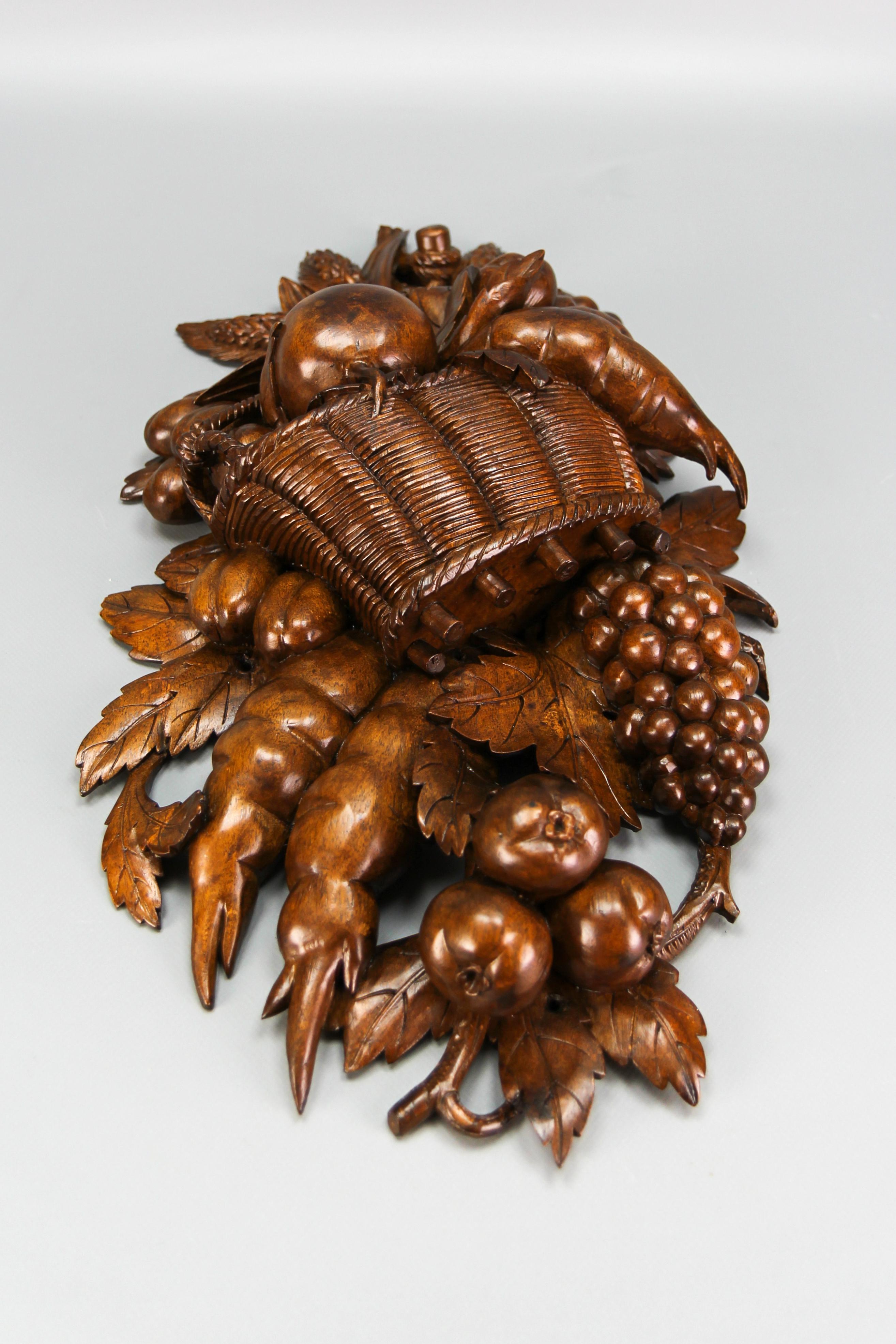 Antique hand carved Walnut Wall Plaque Fruits and Vegetables, Early 20th Century In Good Condition For Sale In Barntrup, DE