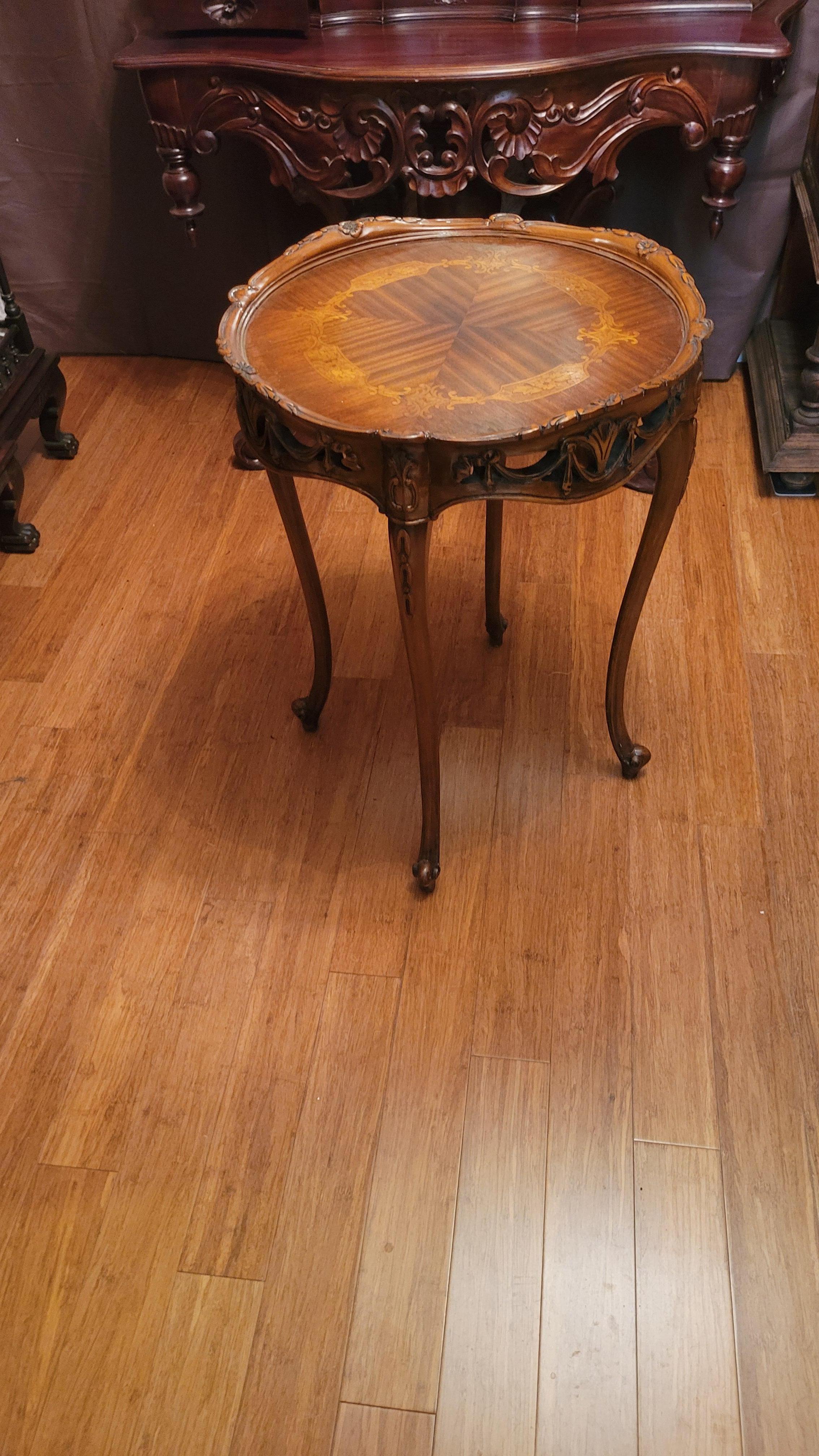 Ancienne table Weiman Heirloom sculptée à la main en vente 4