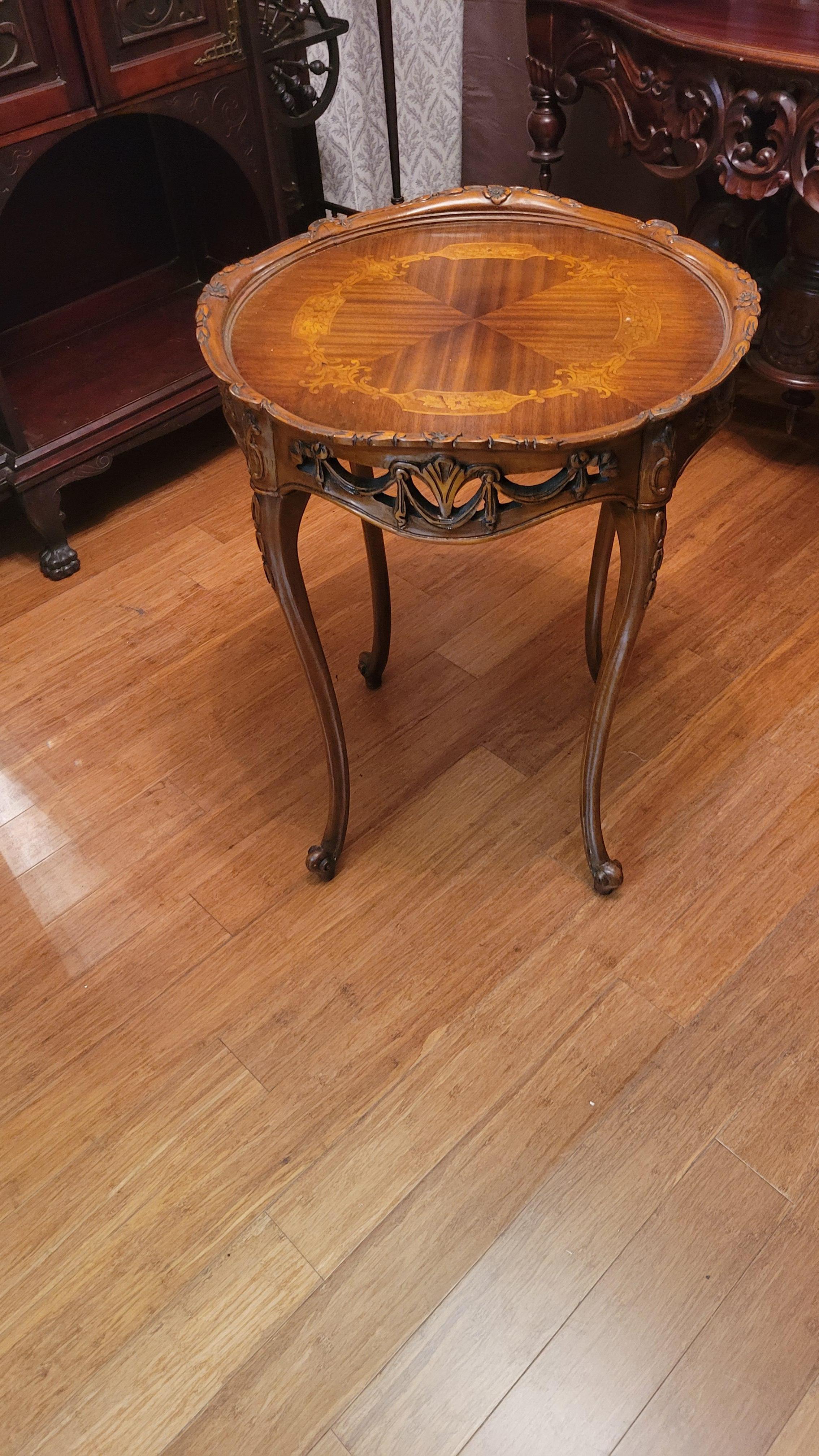 Ancienne table Weiman Heirloom sculptée à la main en vente 6