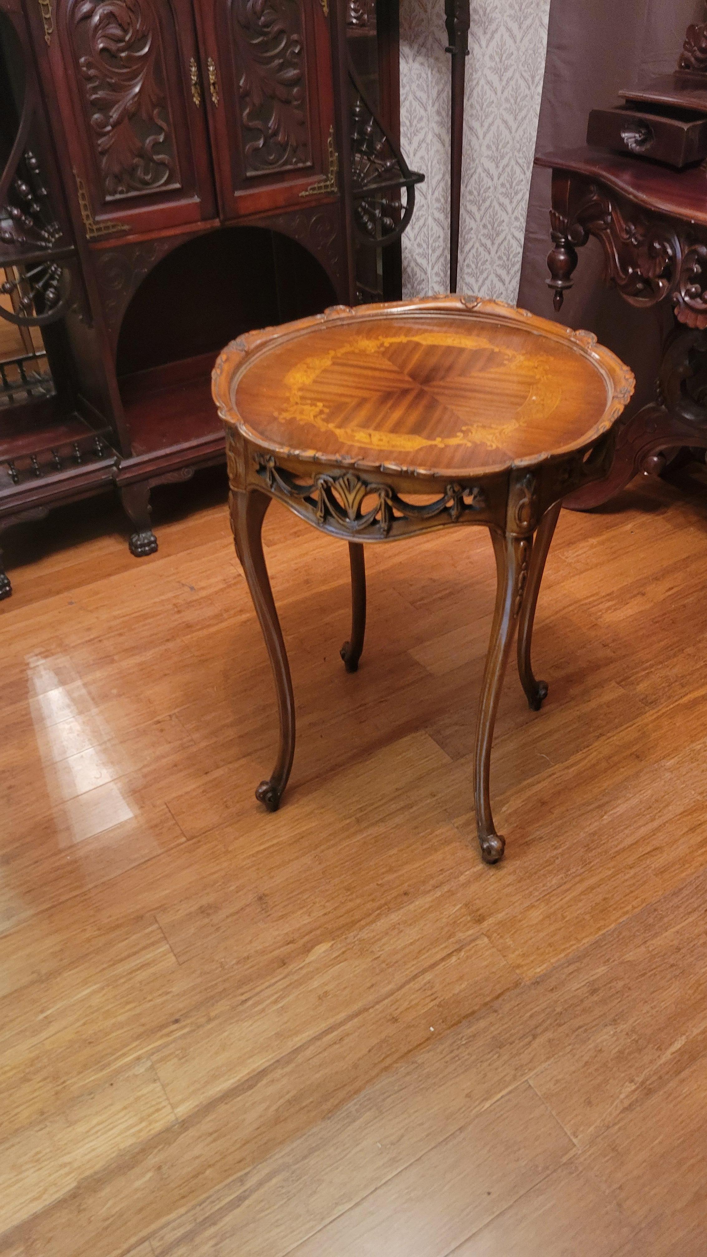 Ancienne table Weiman Heirloom sculptée à la main en vente 7