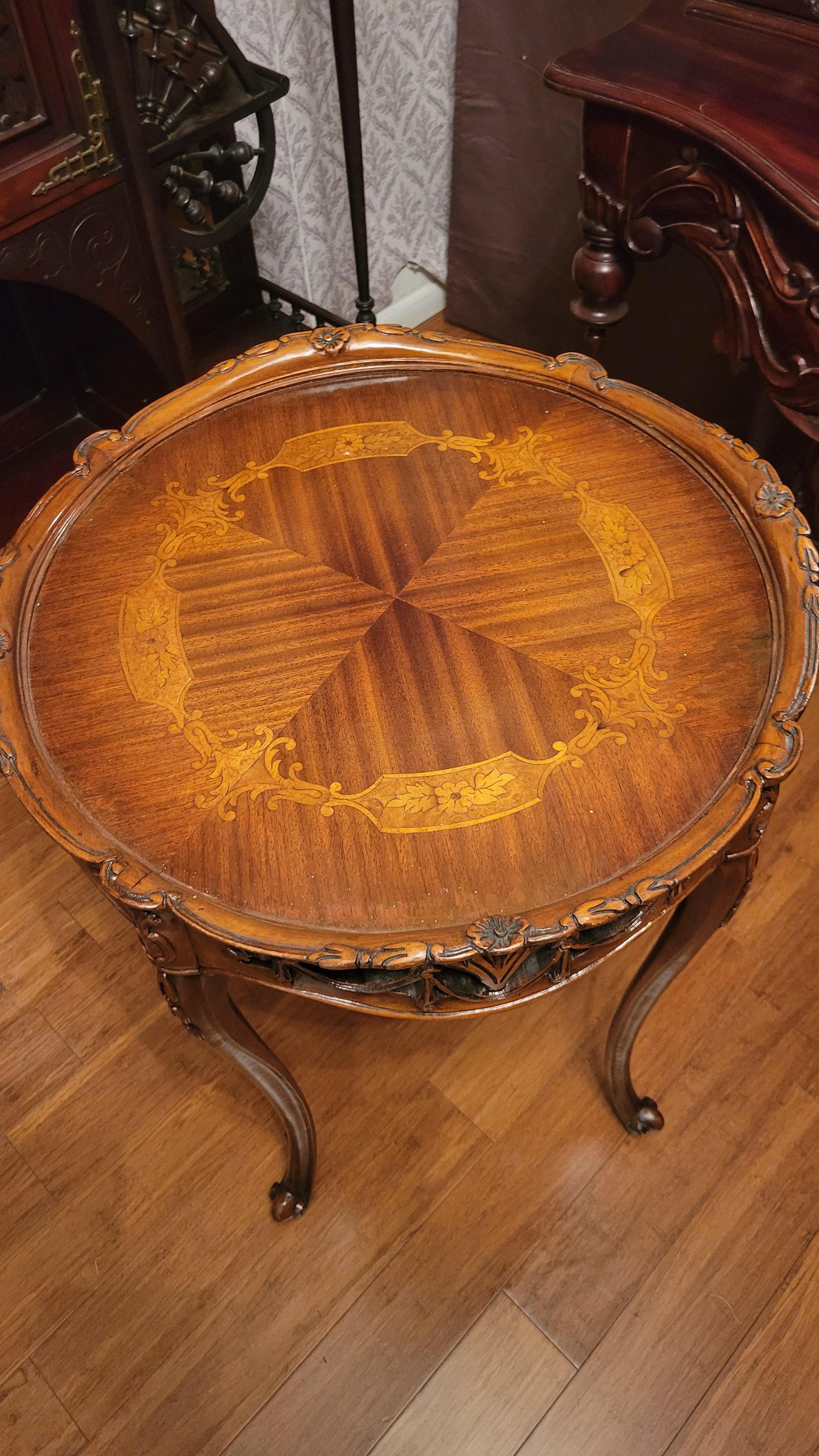 Noyer Ancienne table Weiman Heirloom sculptée à la main en vente