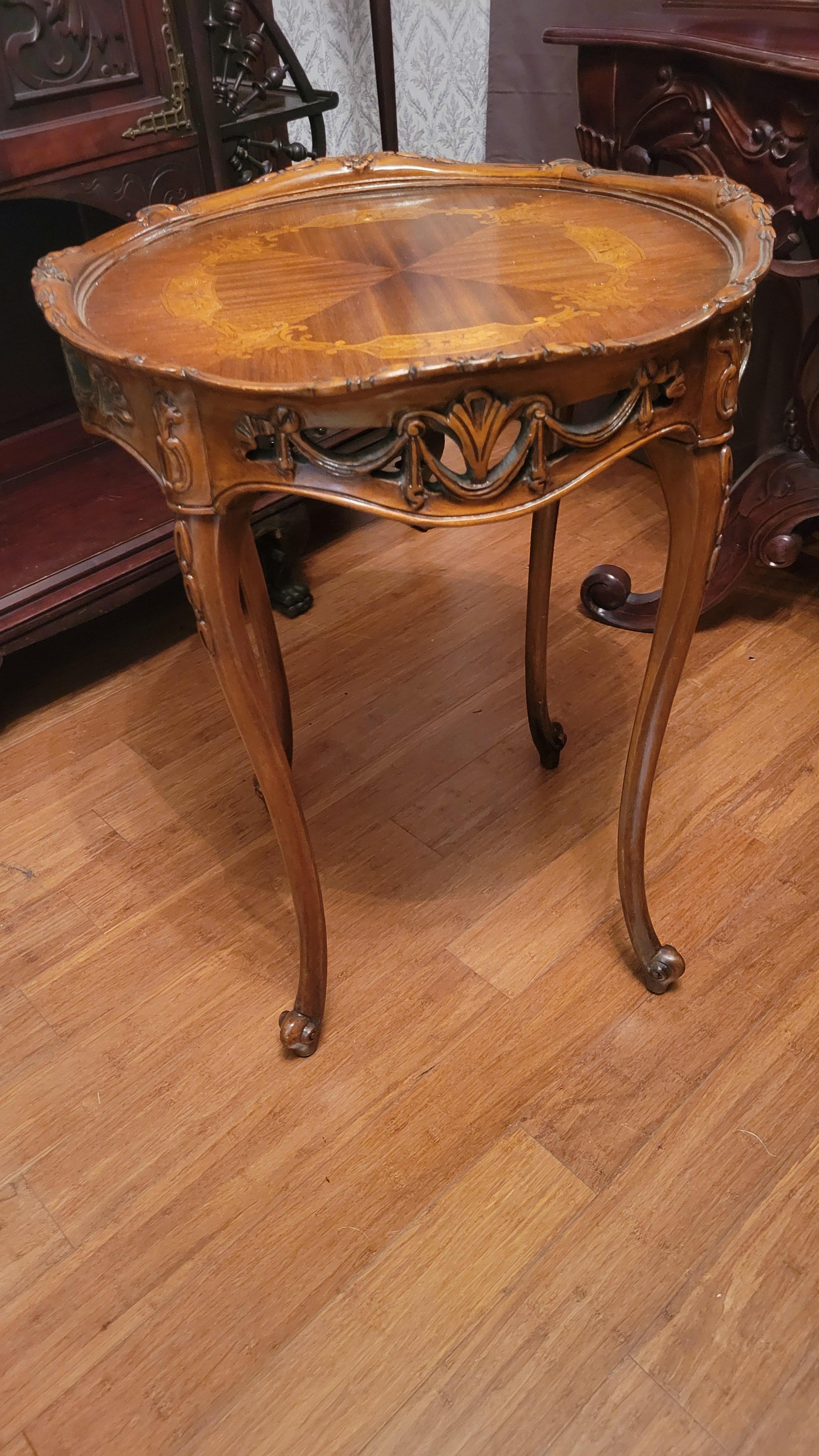 Ancienne table Weiman Heirloom sculptée à la main en vente 1