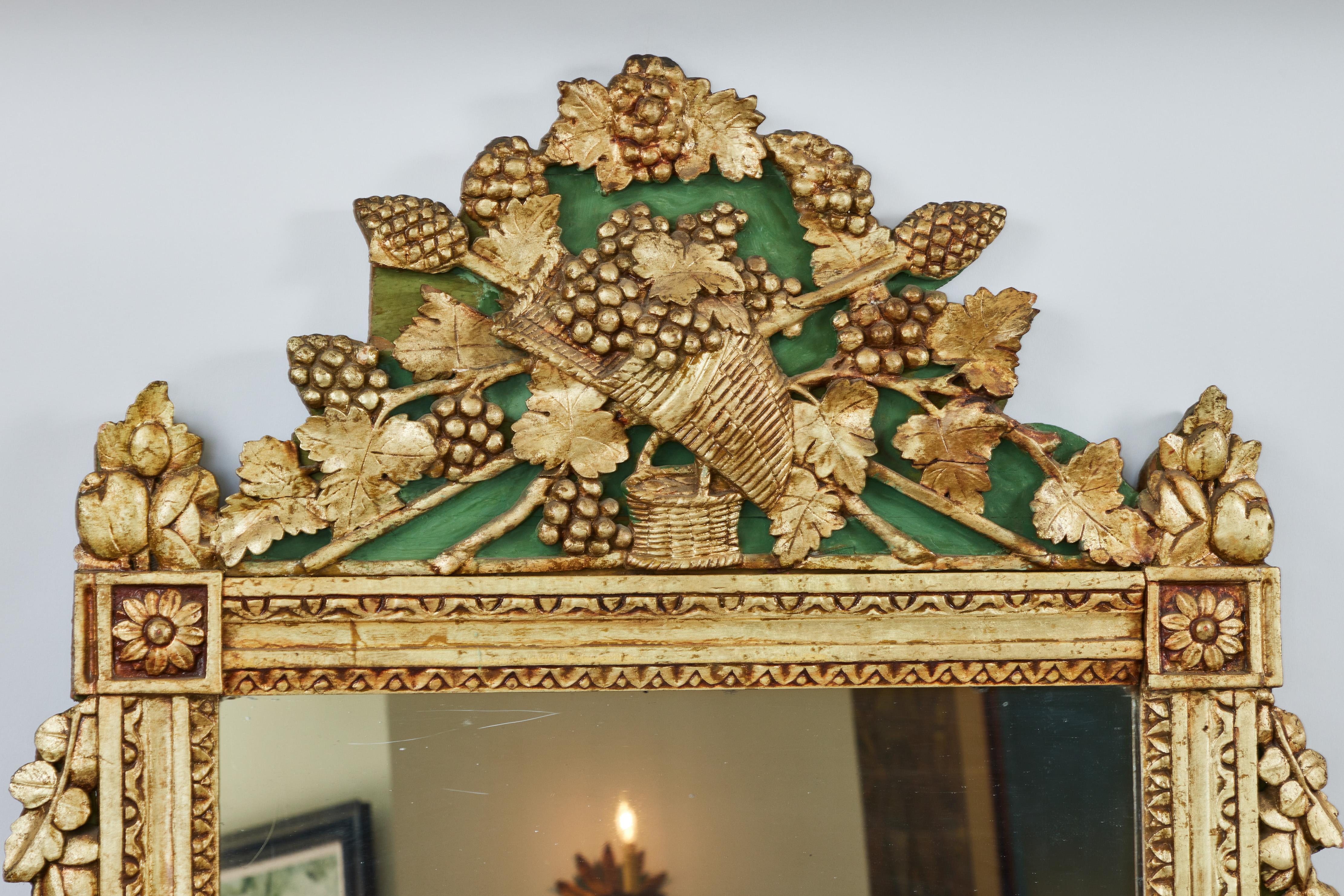Antiker handgeschnitzter Holzspiegel, Original-Gold-Finish im Zustand „Gut“ im Angebot in Pasadena, CA