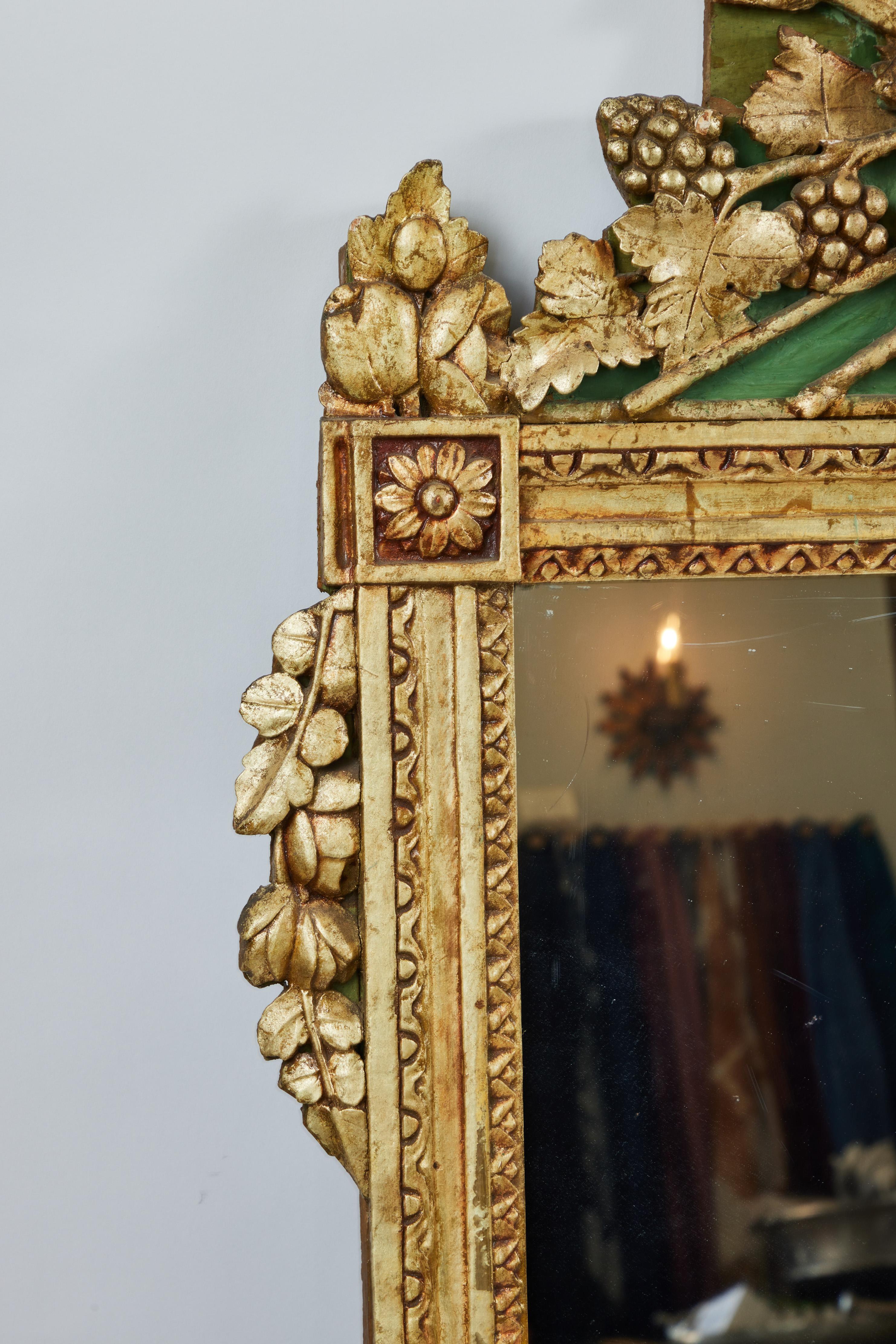 Miroir ancien en bois sculpté à la main, finition dorée d'origine Bon état - En vente à Pasadena, CA