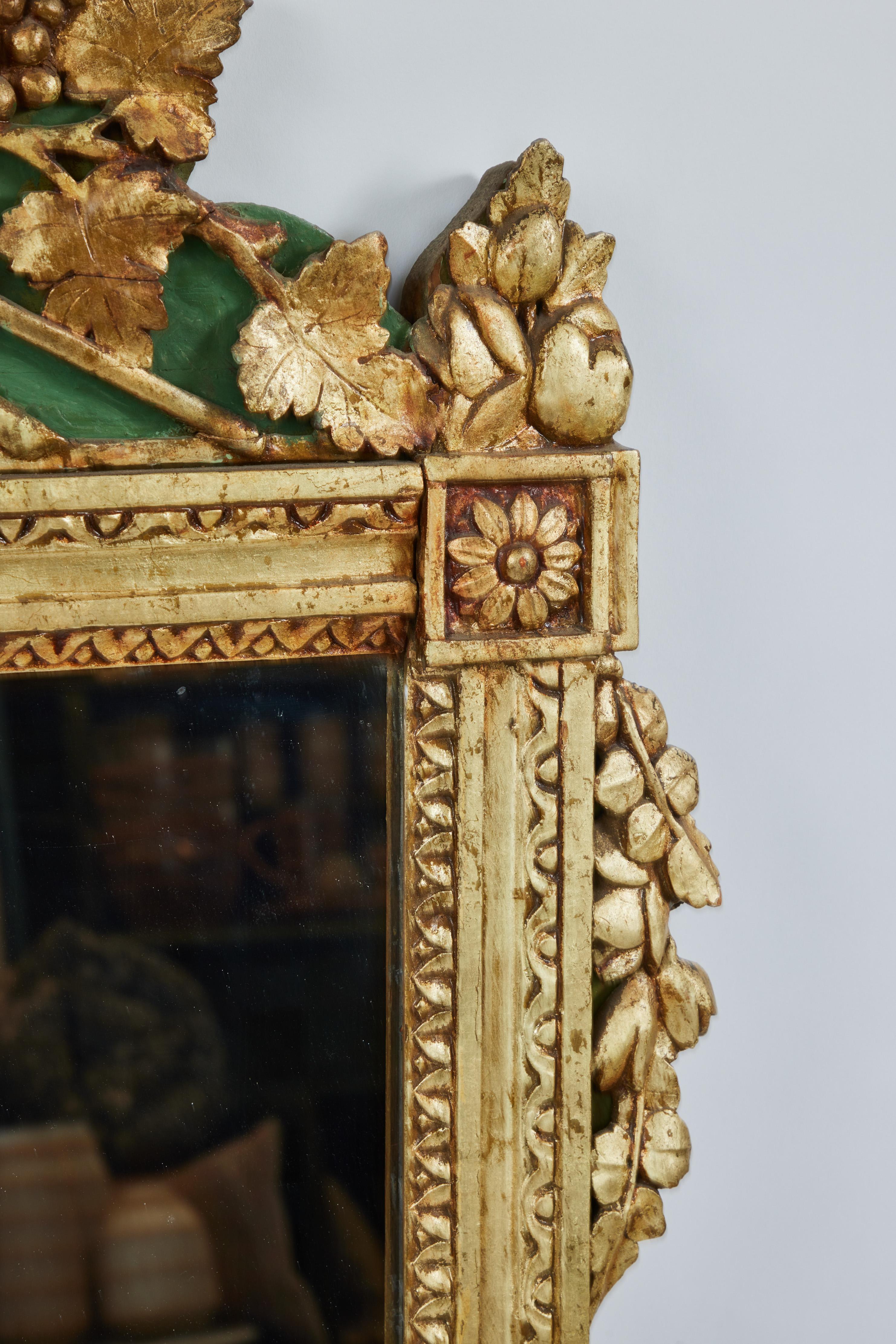 XIXe siècle Miroir ancien en bois sculpté à la main, finition dorée d'origine en vente