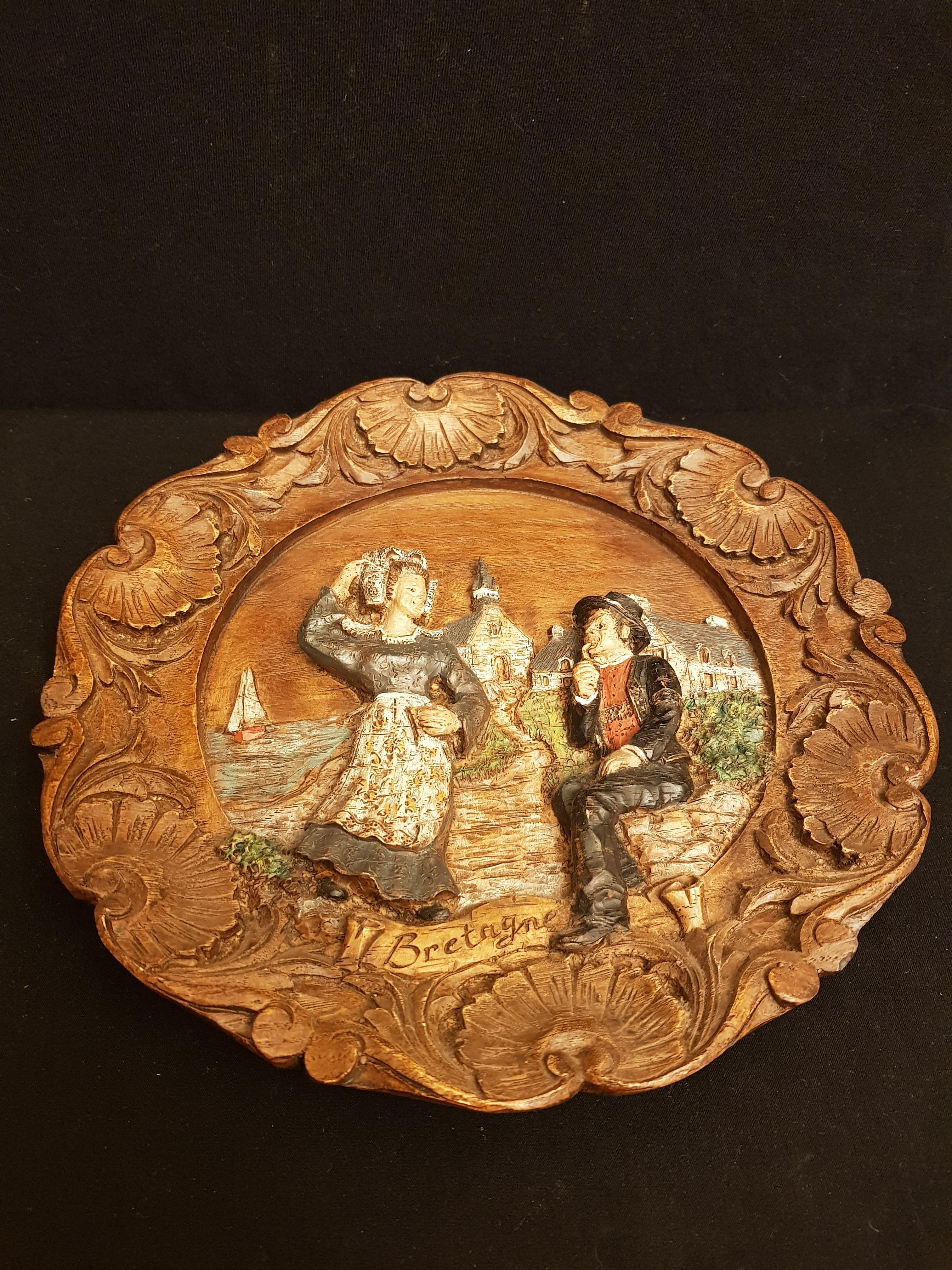 Hand-Carved Antique Hand Carved Wood decorative Wall Plate For Sale