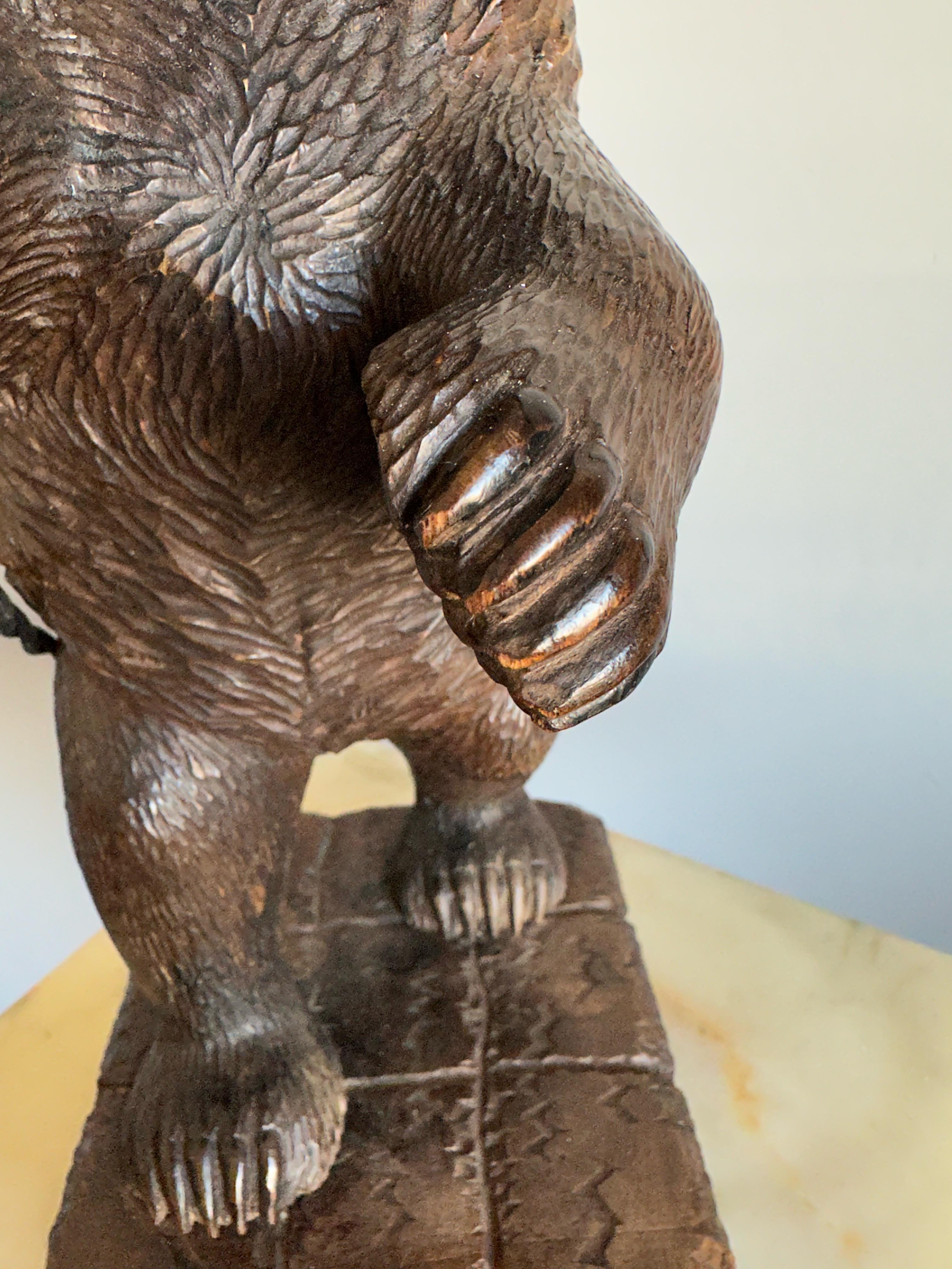 Ancienne sculpture d'ours debout en bois sculpté de Black Forest Lampe de table / bureau en vente 7