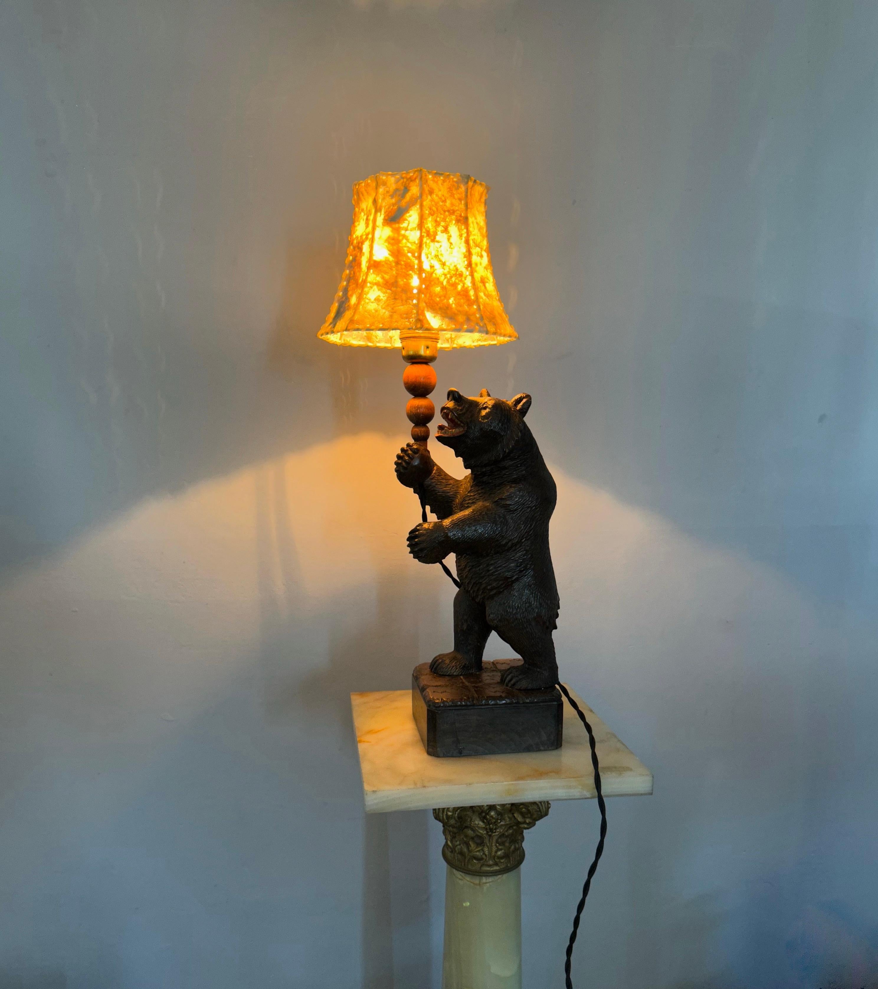 Antike geschnitzte hölzerne Black Forest Stehende Bärenskulptur Tisch / Schreibtischlampe (Geschwärzt) im Angebot