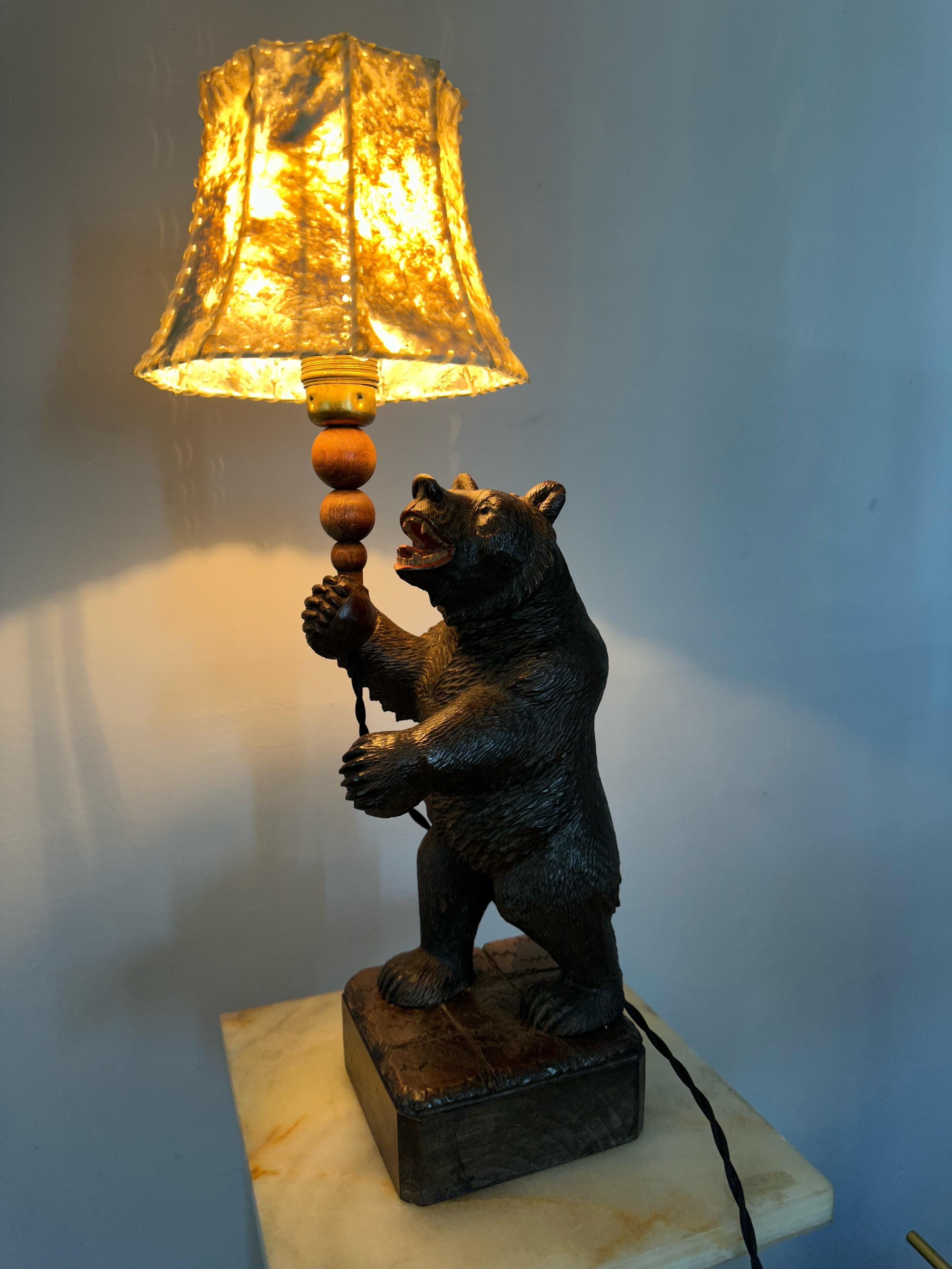 Antike geschnitzte hölzerne Black Forest Stehende Bärenskulptur Tisch / Schreibtischlampe im Zustand „Hervorragend“ im Angebot in Lisse, NL
