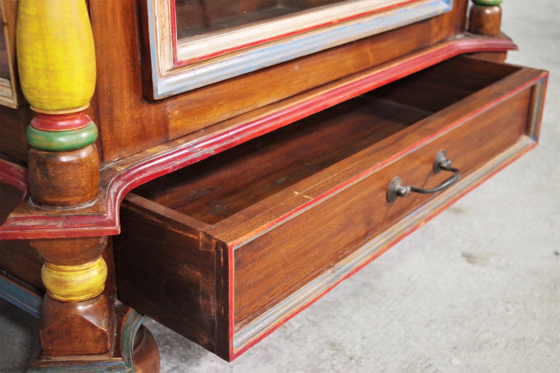 Vitrine ancienne en bois sculpté à la main - Ornée et colorée en vente 10