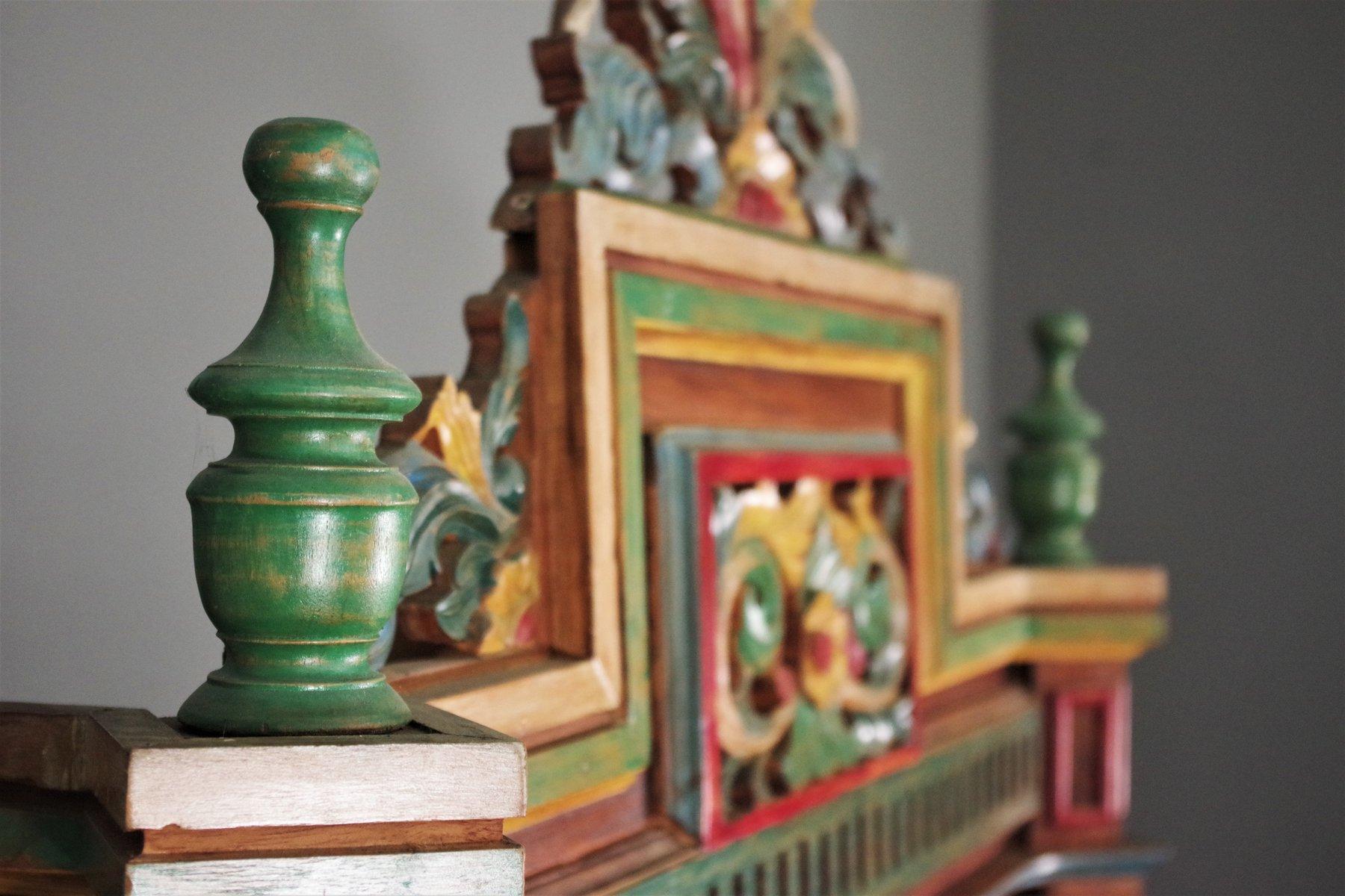Vitrine ancienne en bois sculpté à la main - Ornée et colorée en vente 13