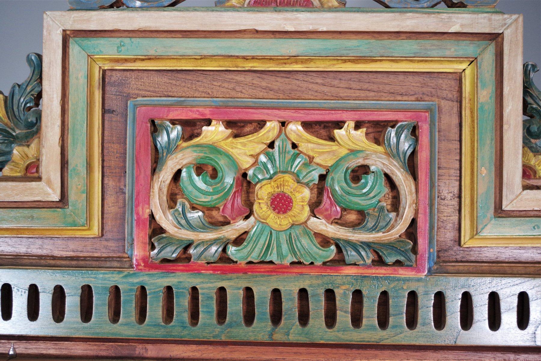 Vitrine ancienne en bois sculpté à la main - Ornée et colorée
Rehaussez votre intérieur avec cette superbe vitrine en bois sculptée à la main, un chef-d'œuvre unique aux détails complexes et aux accents vibrants peints à la main. Cette armoire est