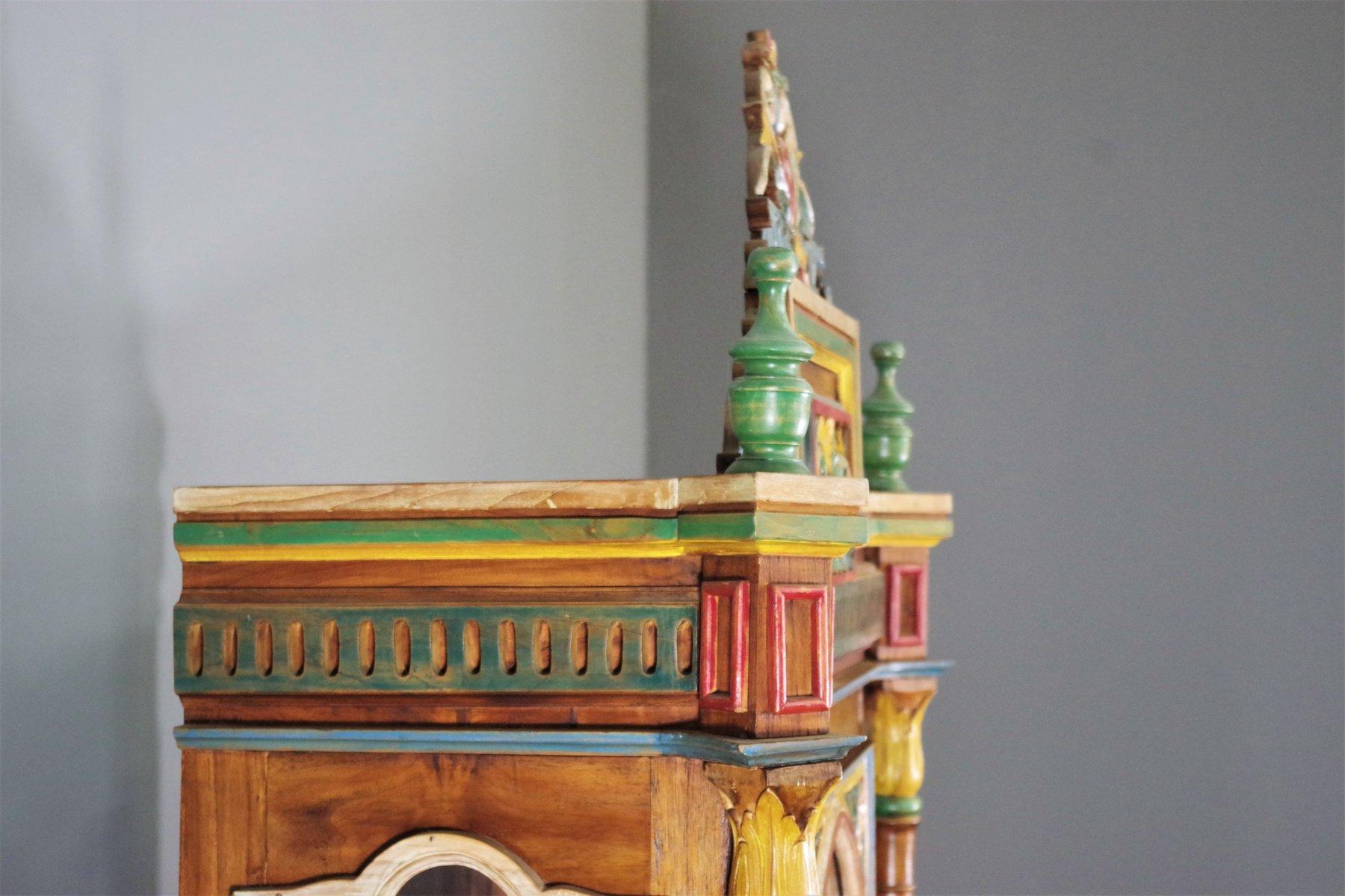 Italian Vitrine ancienne en bois sculpté à la main - Ornée et colorée en vente