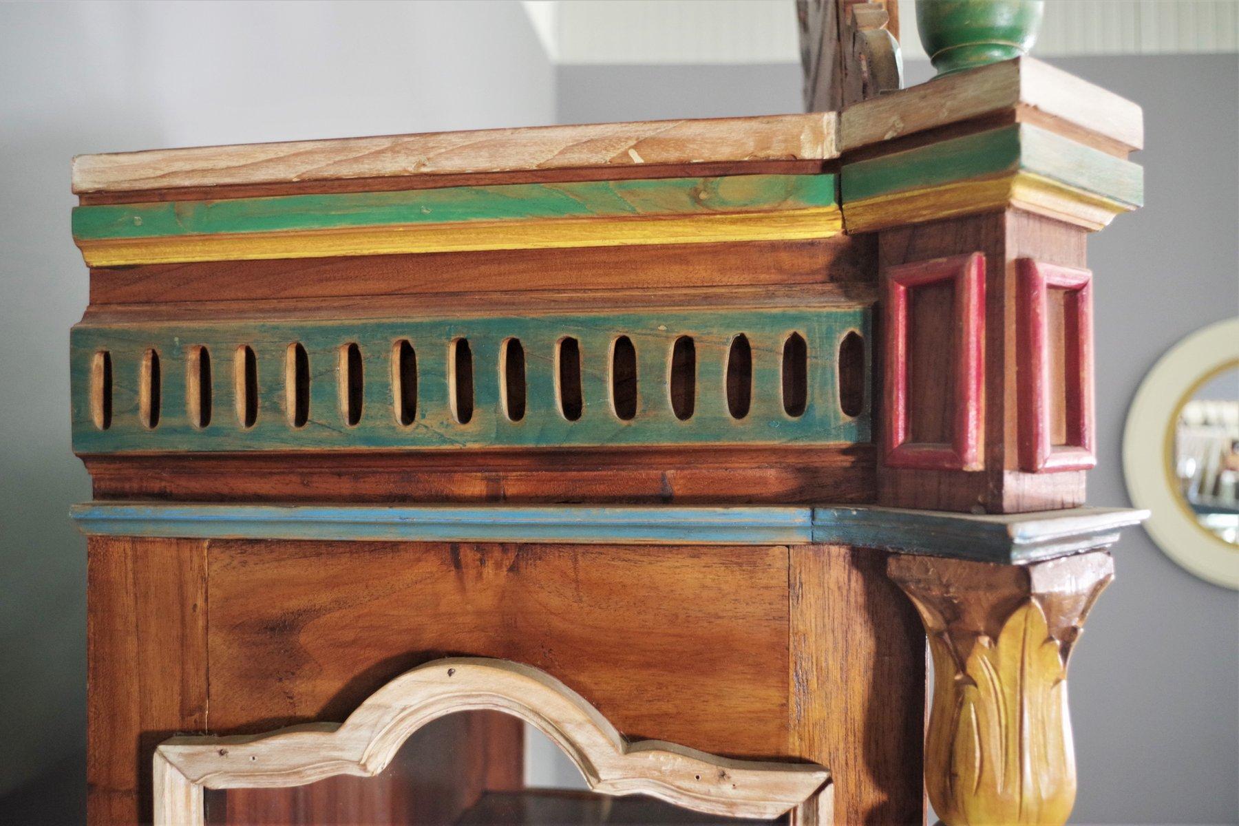 Vitrine ancienne en bois sculpté à la main - Ornée et colorée Bon état - En vente à Manzano, IT