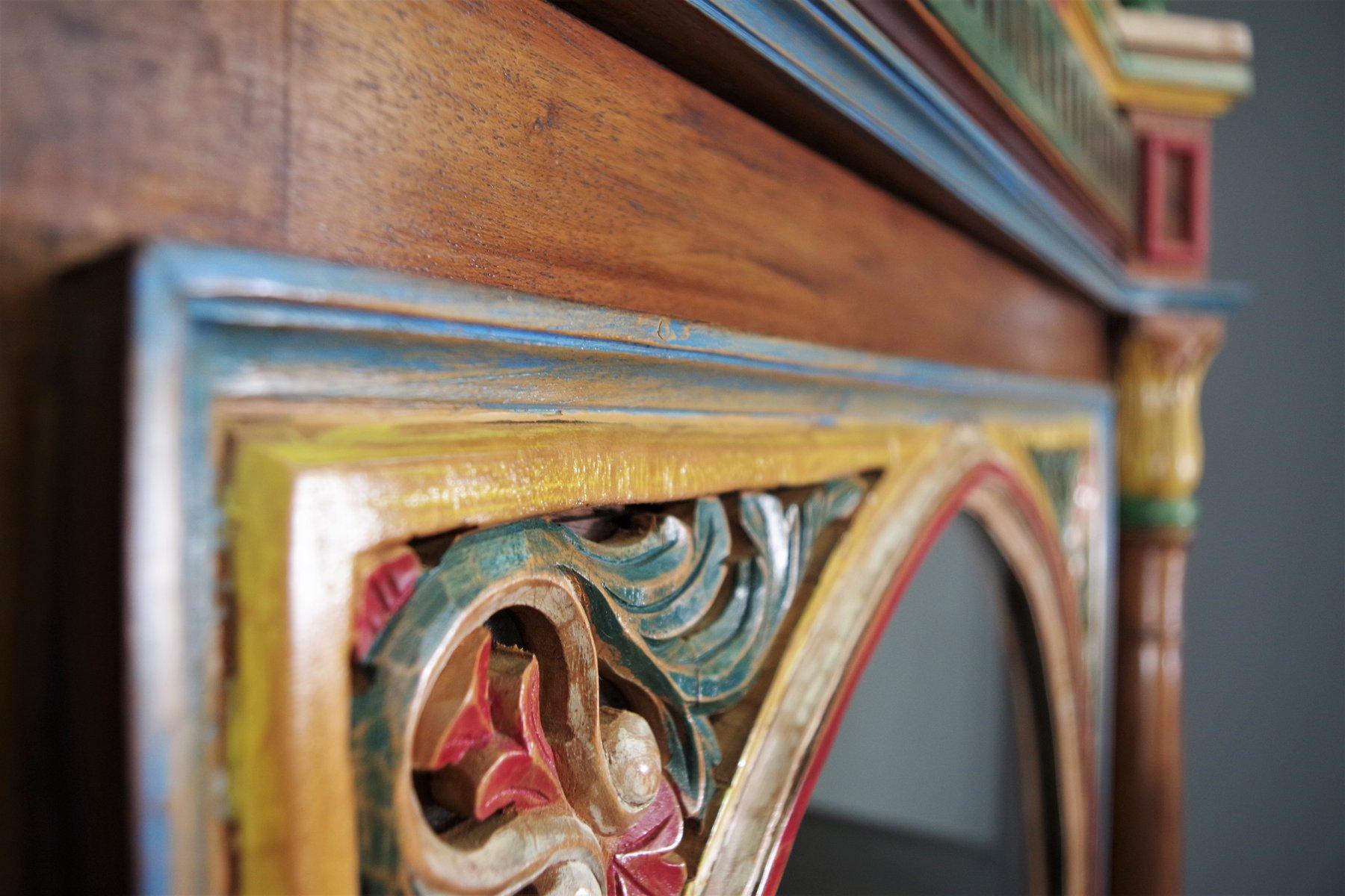 Bois Vitrine ancienne en bois sculpté à la main - Ornée et colorée en vente