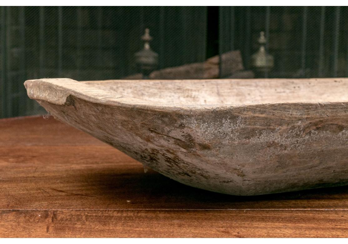 Antike handgeschnitzte hölzerne Teigschüssel im Zustand „Starke Gebrauchsspuren“ im Angebot in Bridgeport, CT