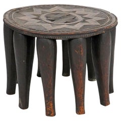 Tabouret bas antique en bois sculpté à la main « Tribe de noix » à 10 pieds, fabriqué au Nigeria