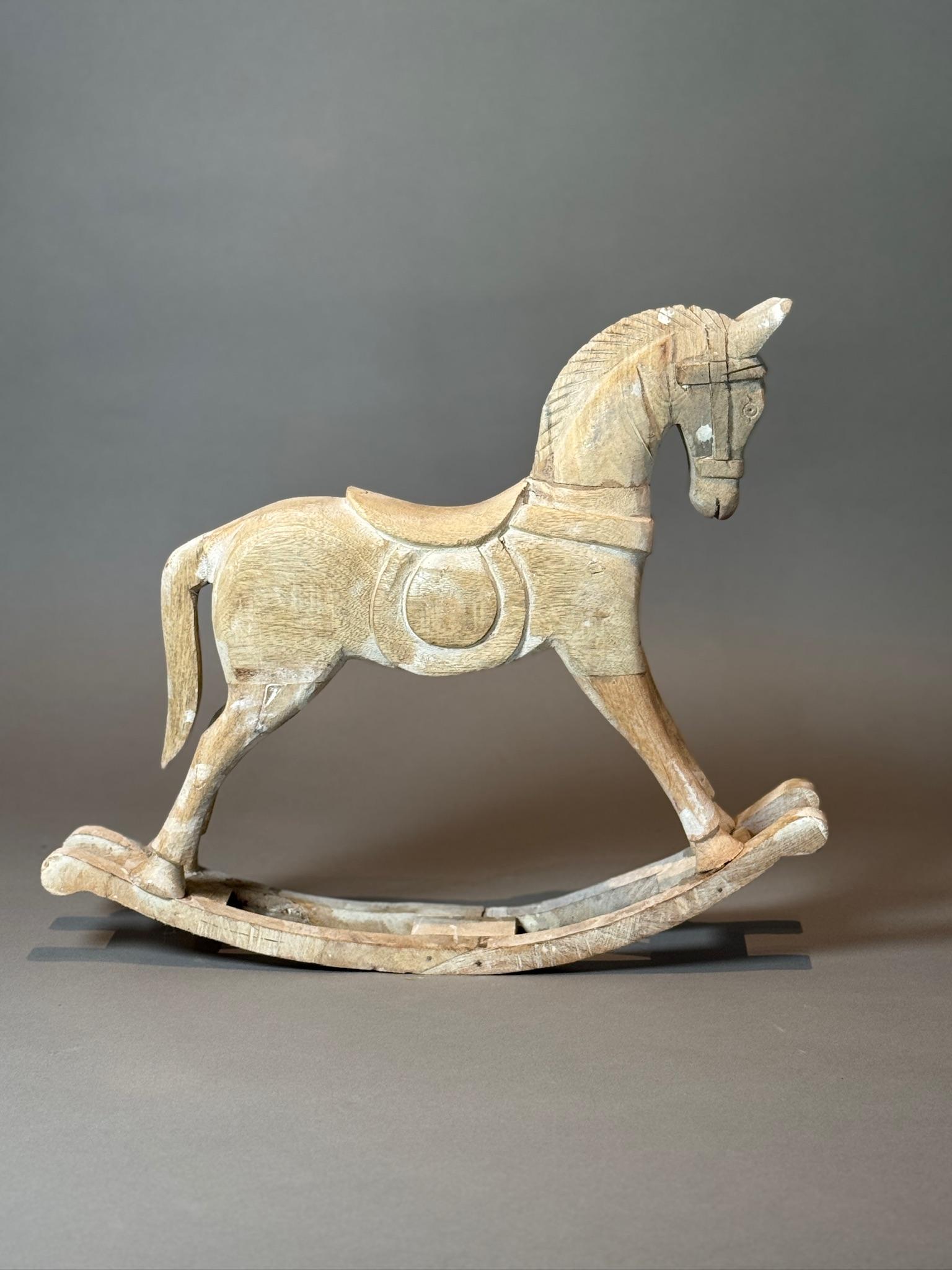 Este exquisito par de caballitos balancín antiguos de madera tallada a mano aporta un encanto intemporal y artesanal a cualquier espacio. Cada caballo está meticulosamente esculpido en madera maciza, mostrando detalles intrincados como bridas,