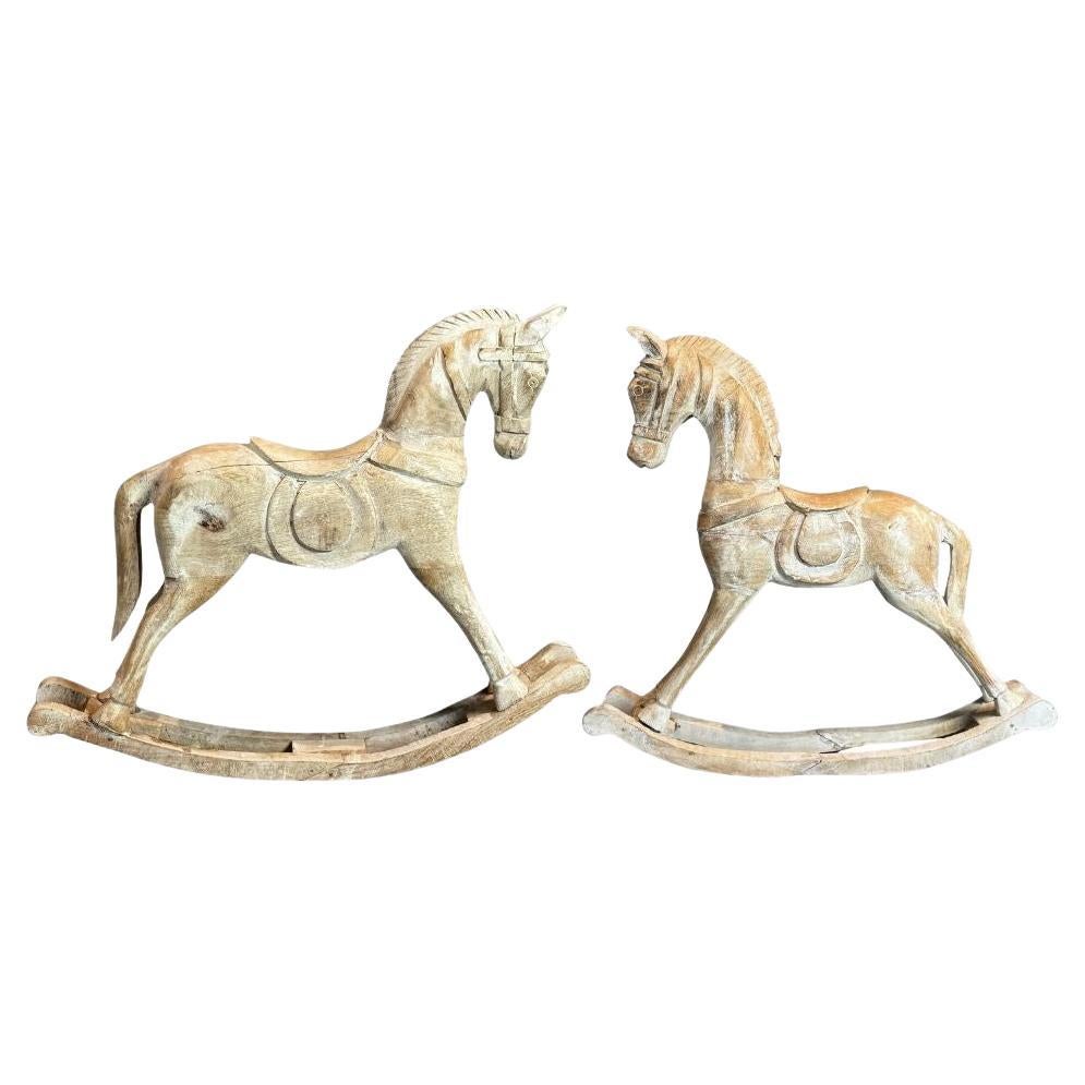Antiguos caballos balancín de madera tallados a mano - Pareja de arte popular rústico, 23" y 15,5" de altura