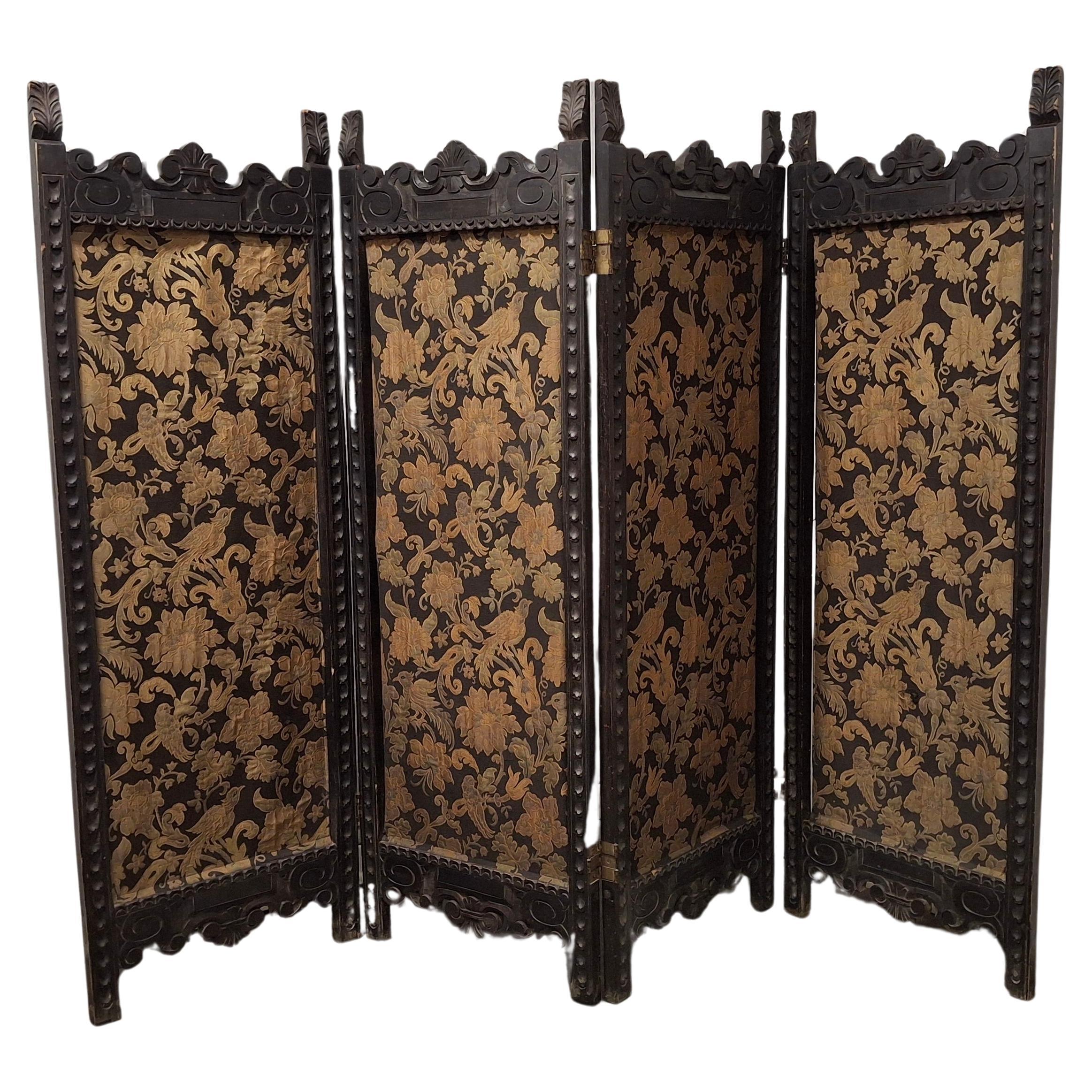 Divisorio antico in legno intagliato a mano per la stanza