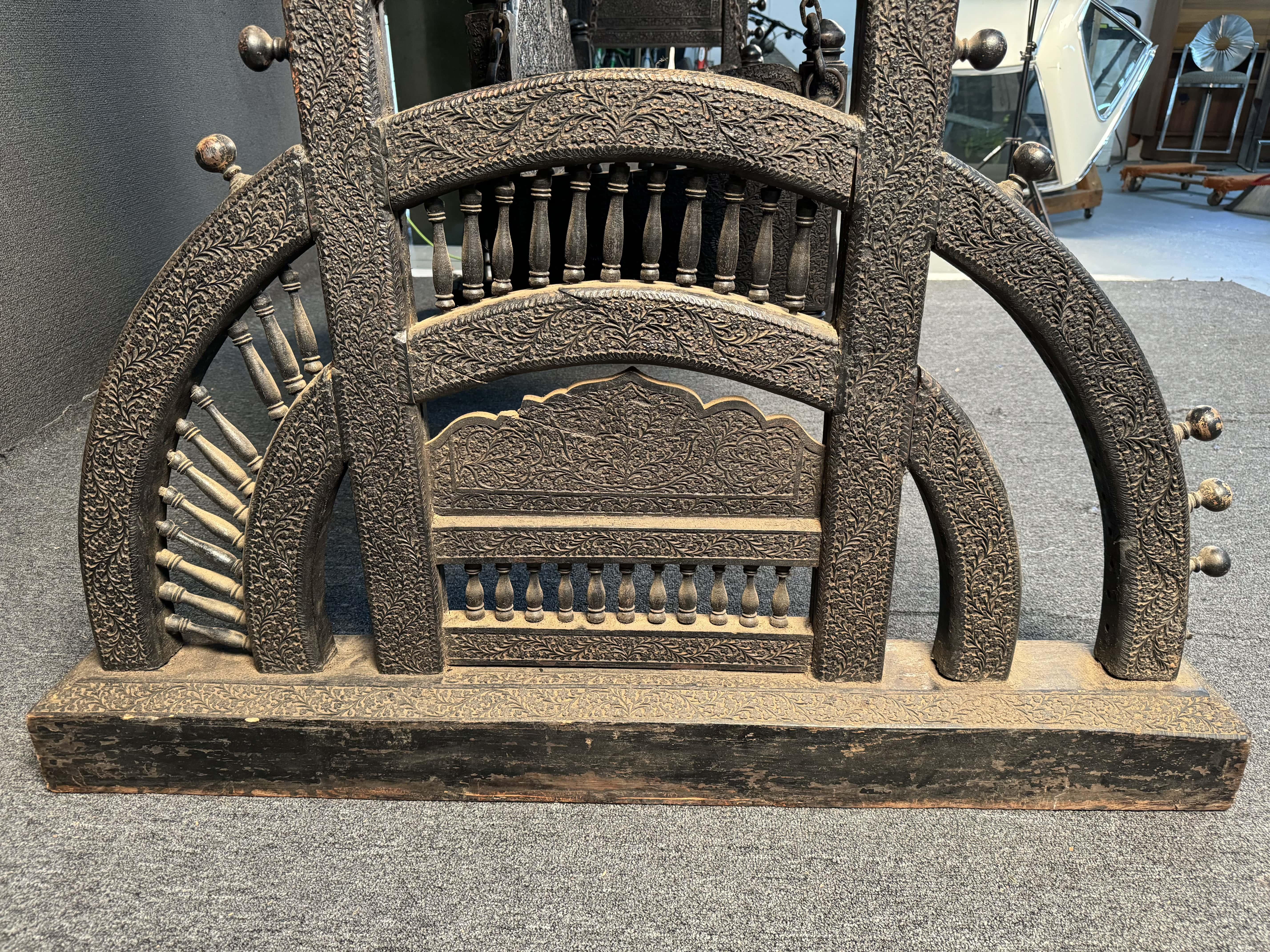 Balançoire antique en bois sculpté à la main en vente 7