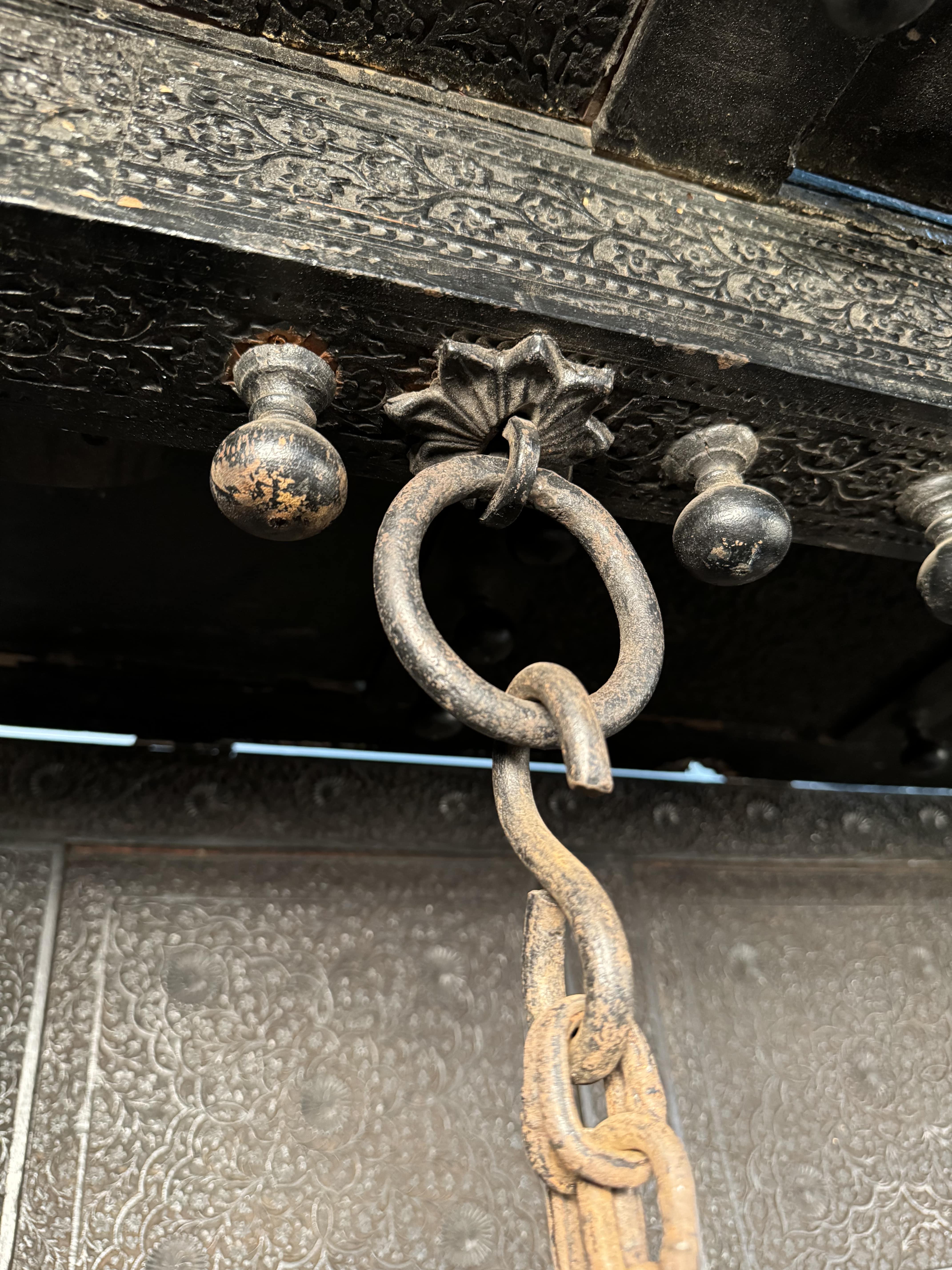 Balançoire antique en bois sculpté à la main en vente 8