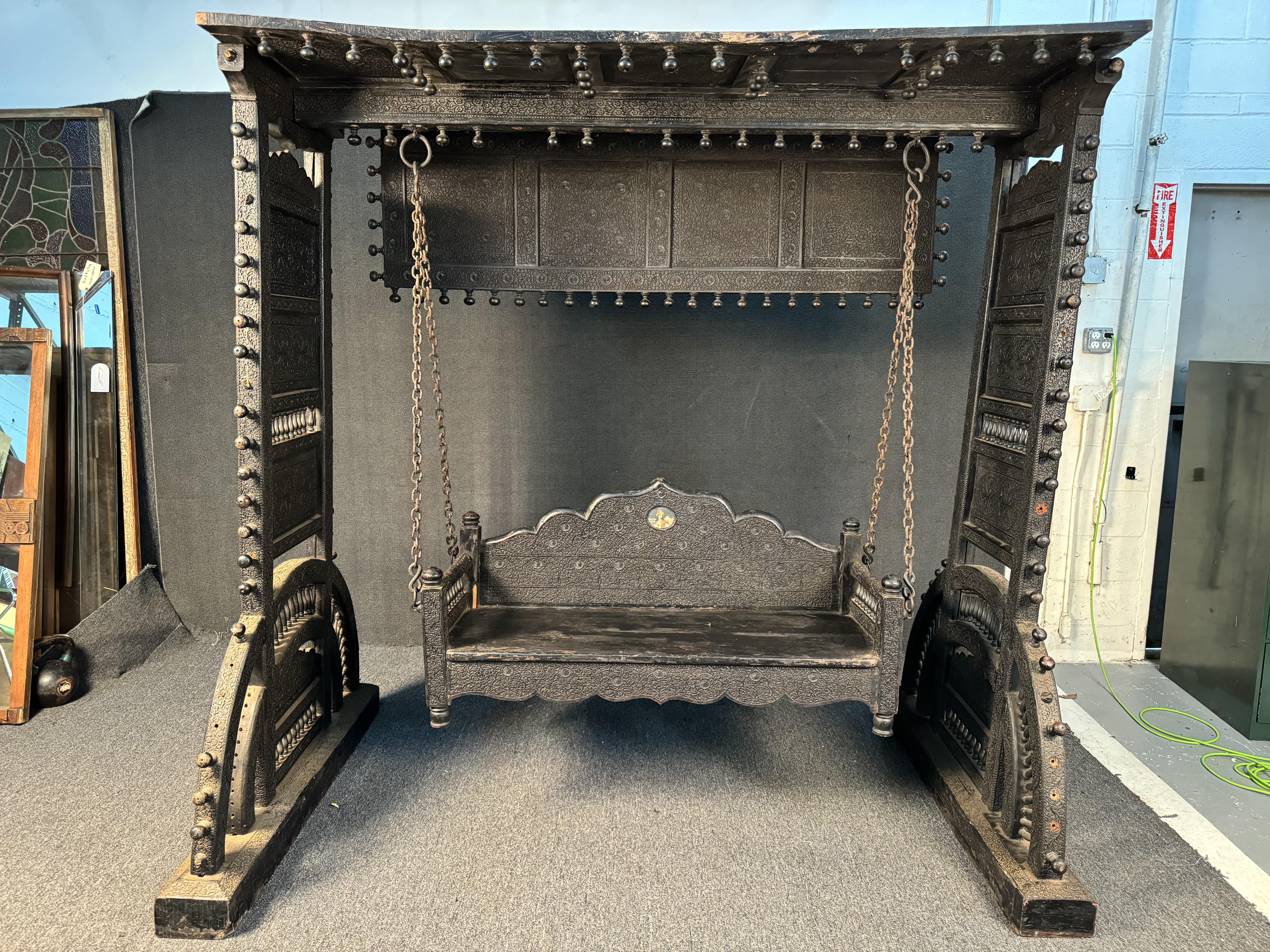 Magnifique balançoire en bois sculptée à la main et ornée de motifs floraux. Veuillez confirmer la localisation avec le vendeur (NY ou NJ)