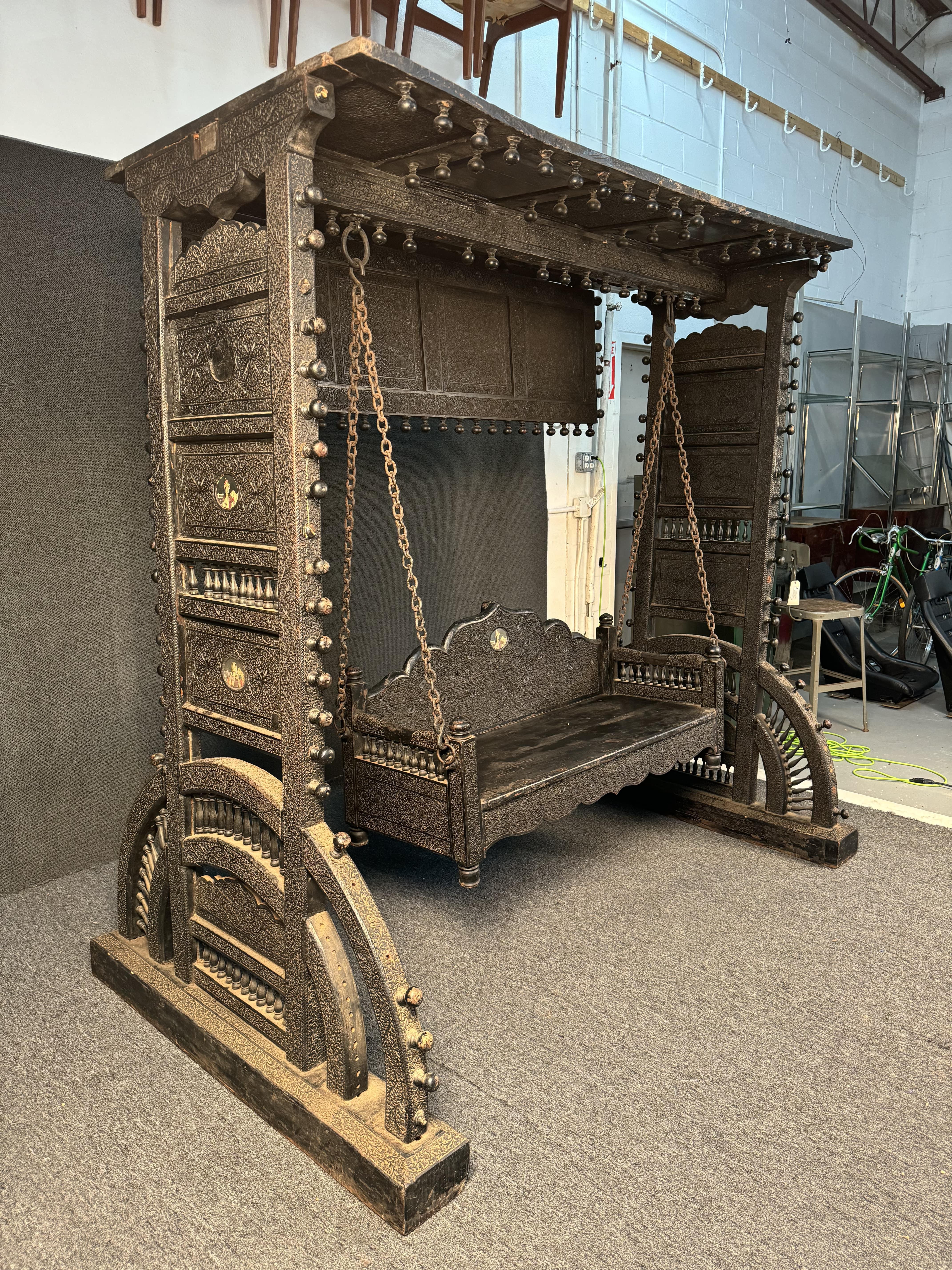 Anglo-indien Balançoire antique en bois sculpté à la main en vente
