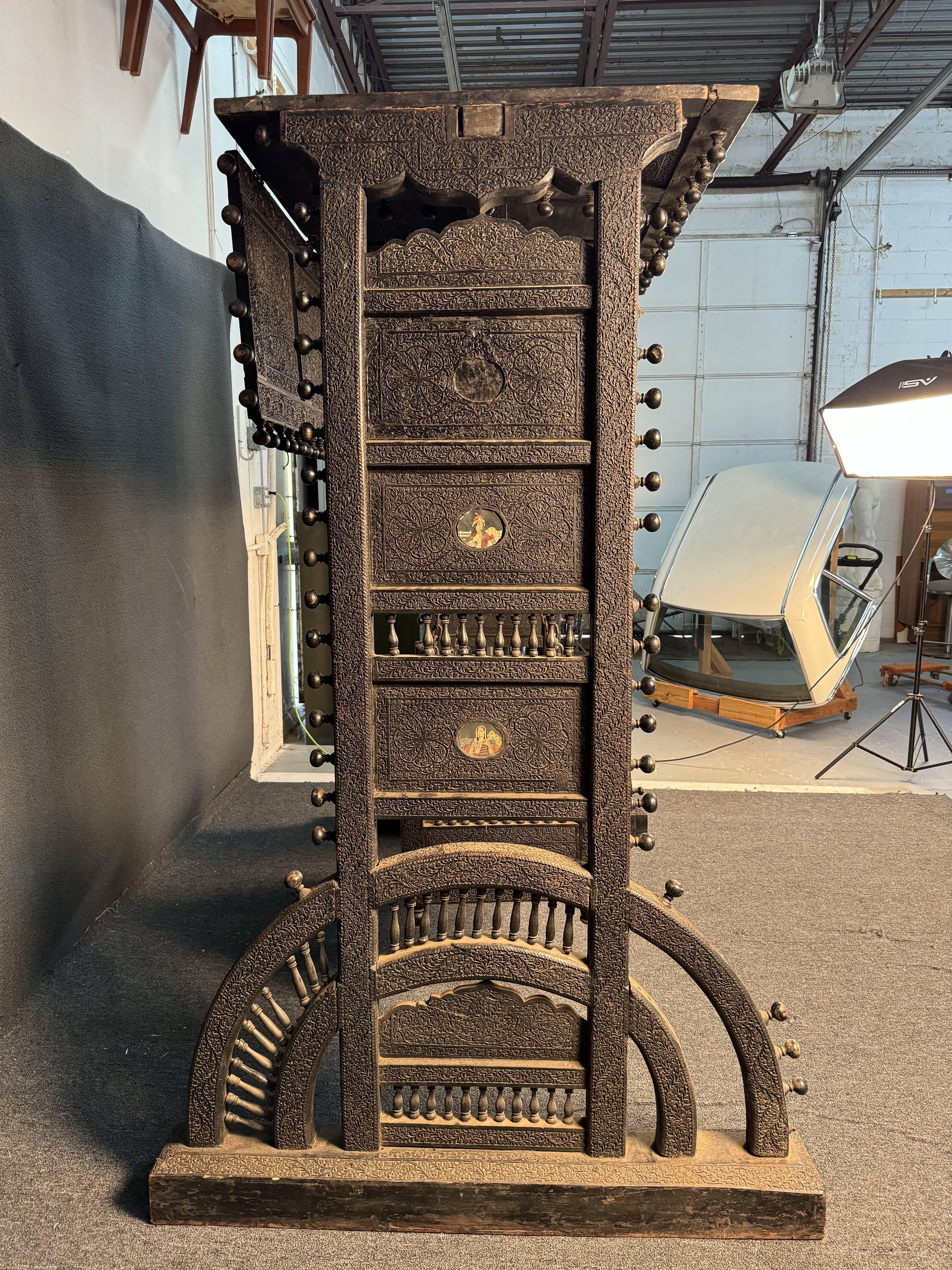 20ième siècle Balançoire antique en bois sculpté à la main en vente