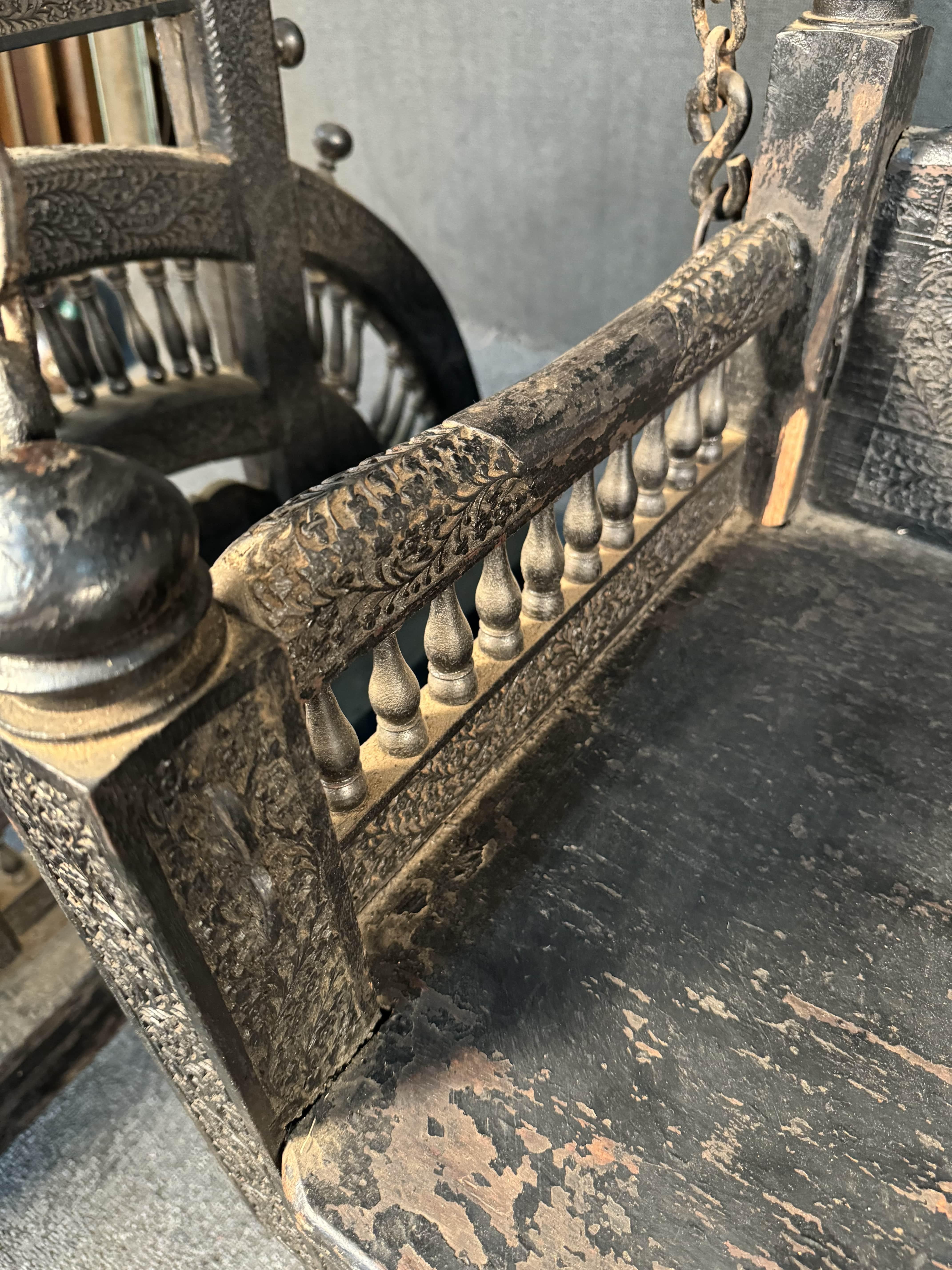 Balançoire antique en bois sculpté à la main en vente 3