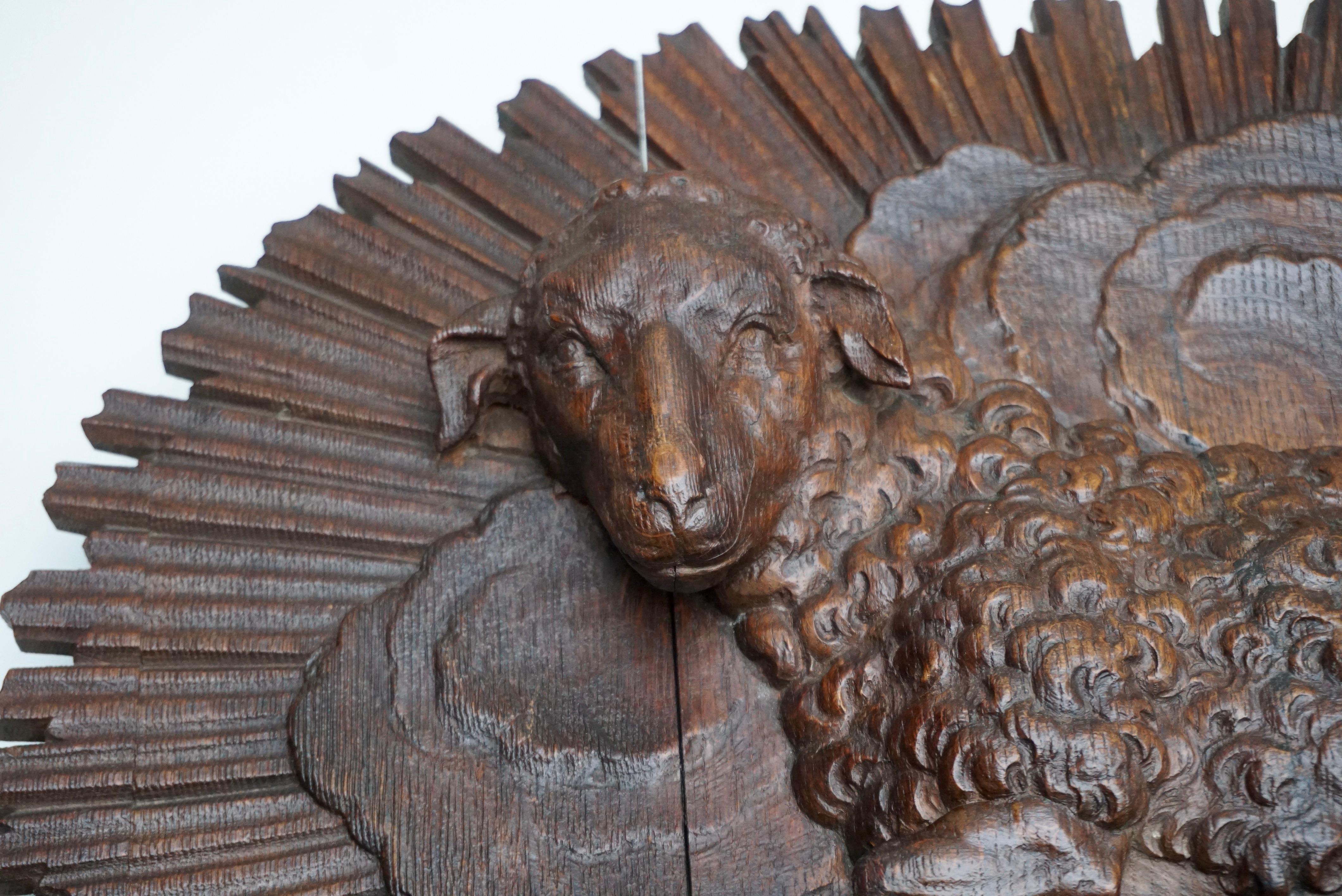 Antique Hand-carved Wooden Wall Relief of a Sheep. In Good Condition For Sale In Antwerp, BE