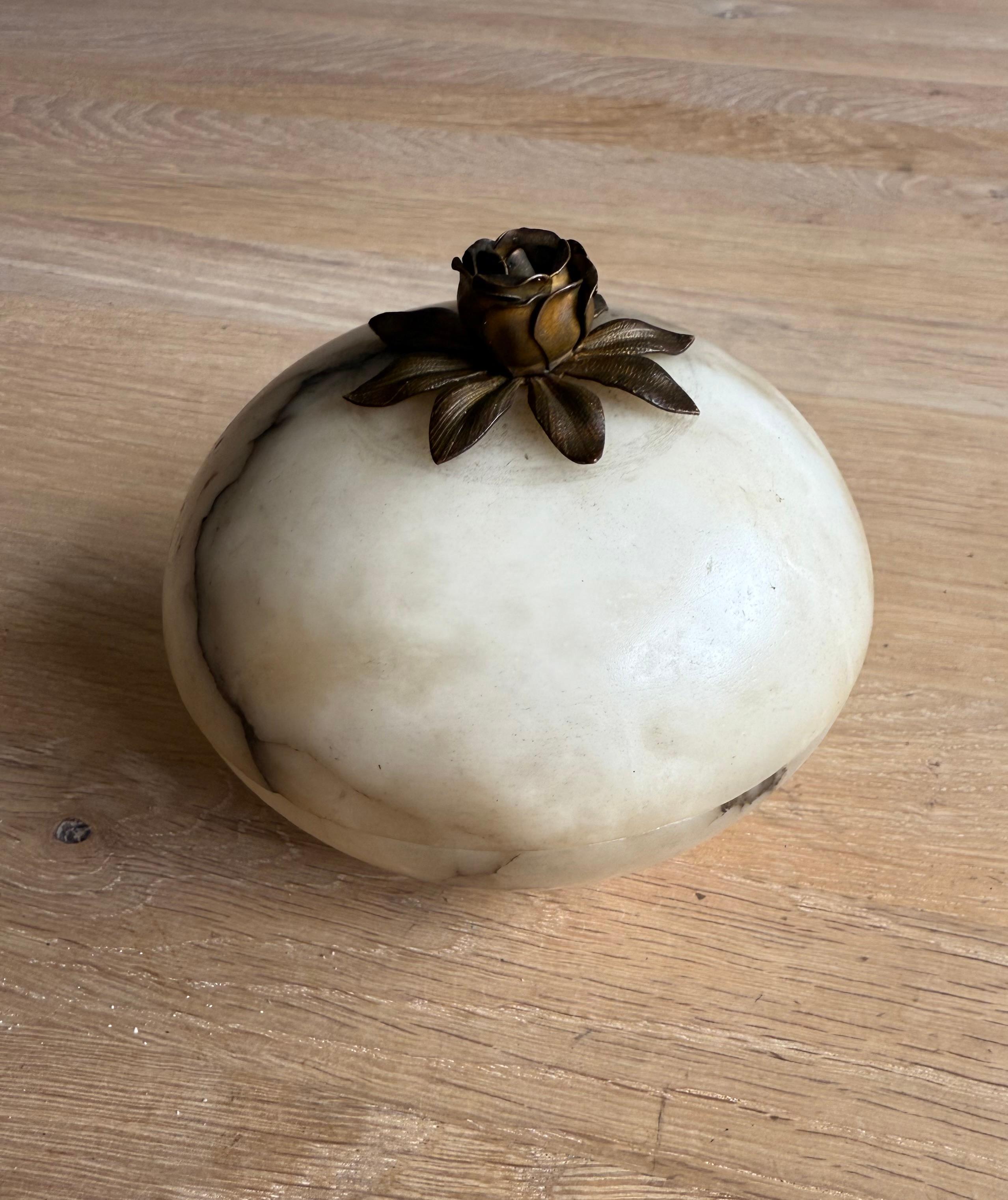 Antique Hand-Crafted Alabaster Jewelry Box with Brass Rose / Vintage Trinket Box In Excellent Condition For Sale In Lisse, NL