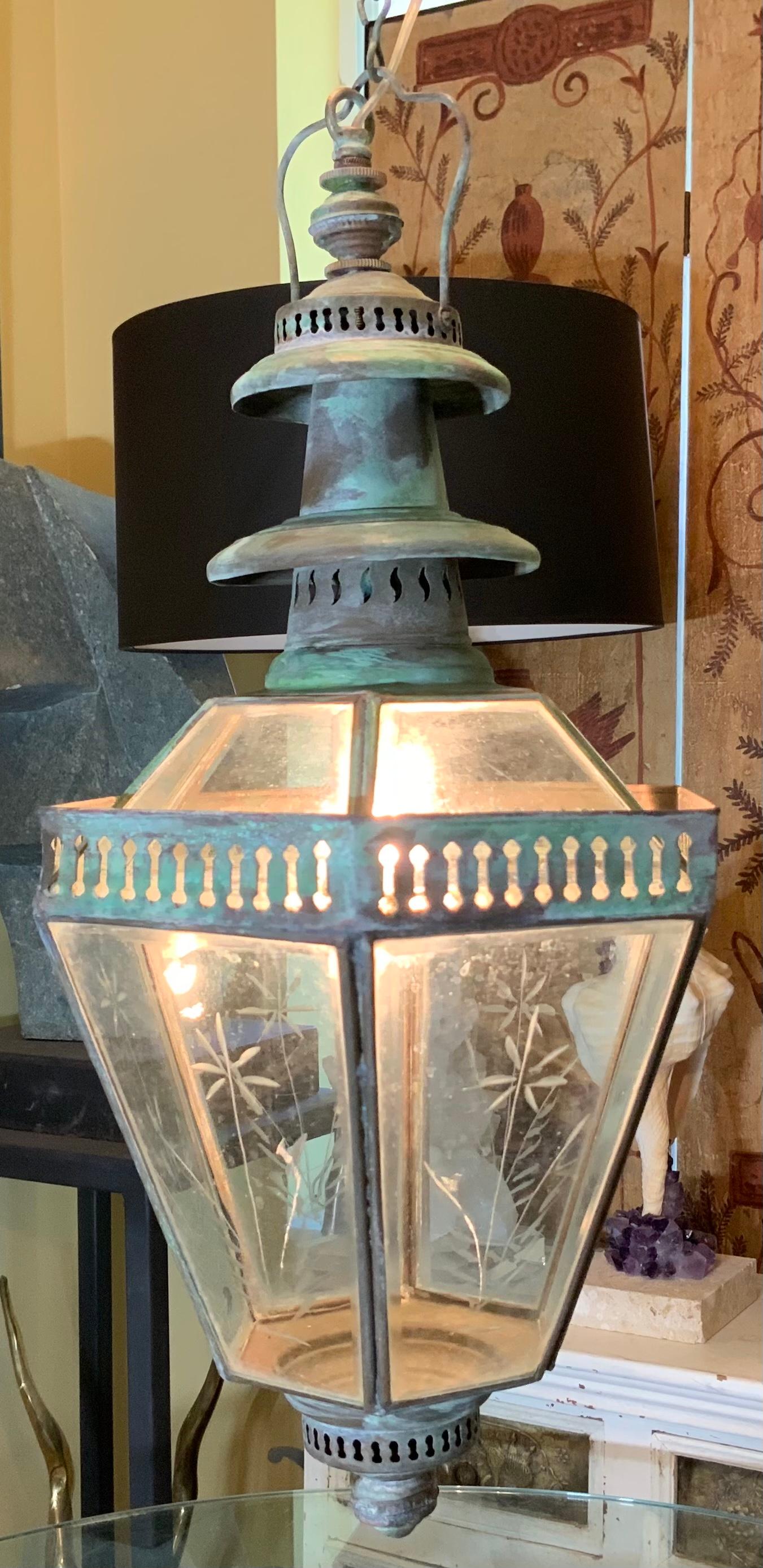 Lanterne suspendue française ancienne en cuivre, fabriquée à la main, style campagnard  en vente 3