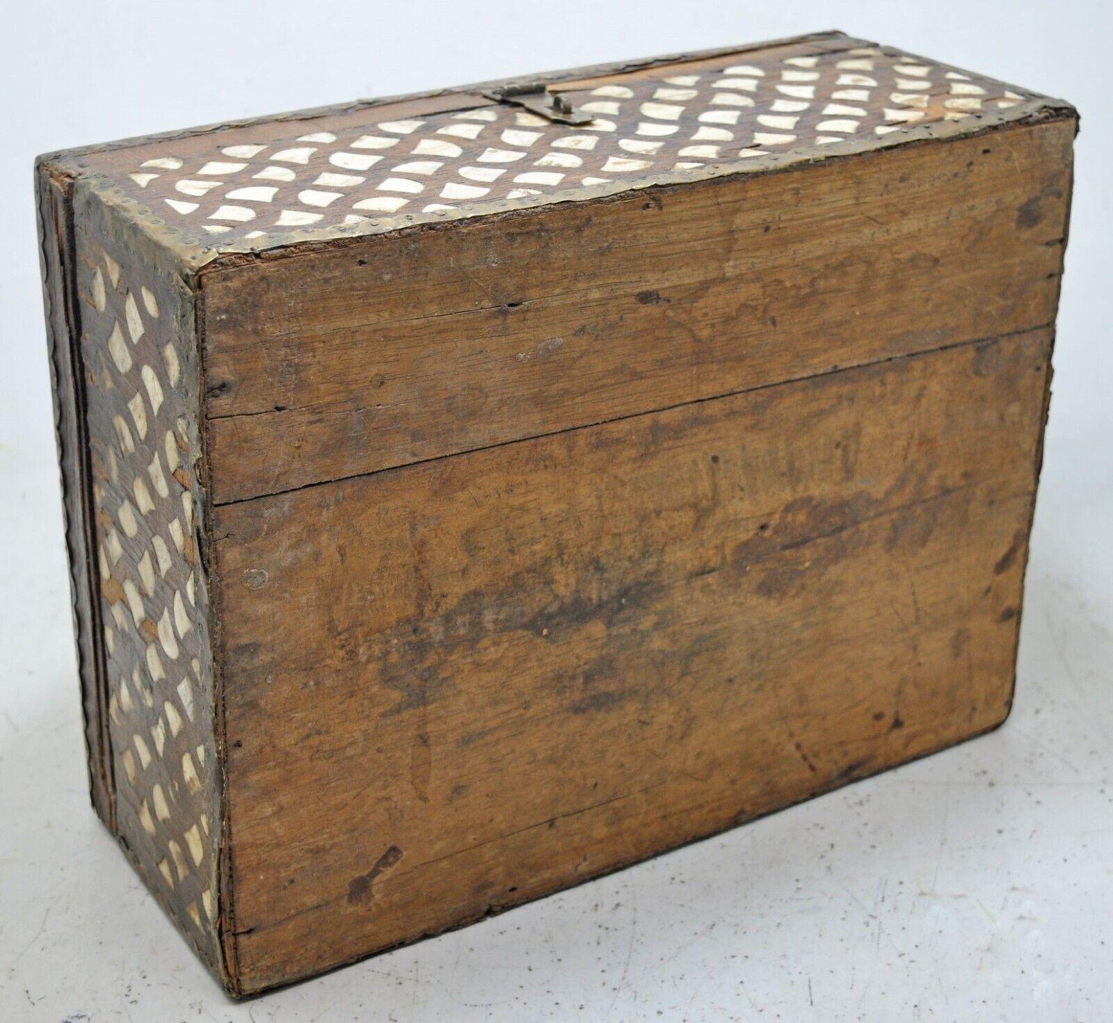 Boîte décorative ancienne faite main avec motif incrusté d'os typique  2