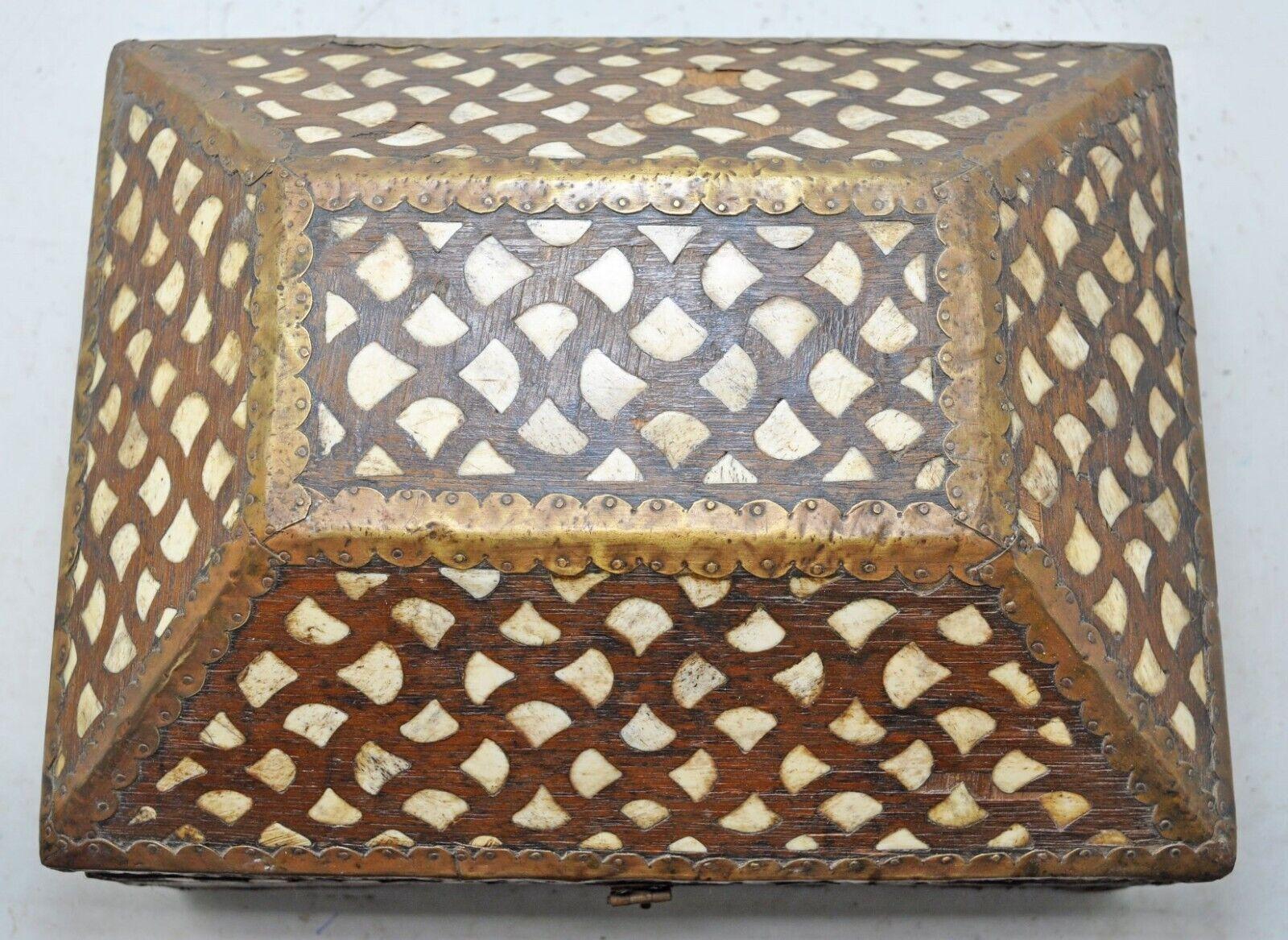 20ième siècle Boîte décorative ancienne faite main avec motif incrusté d'os typique 