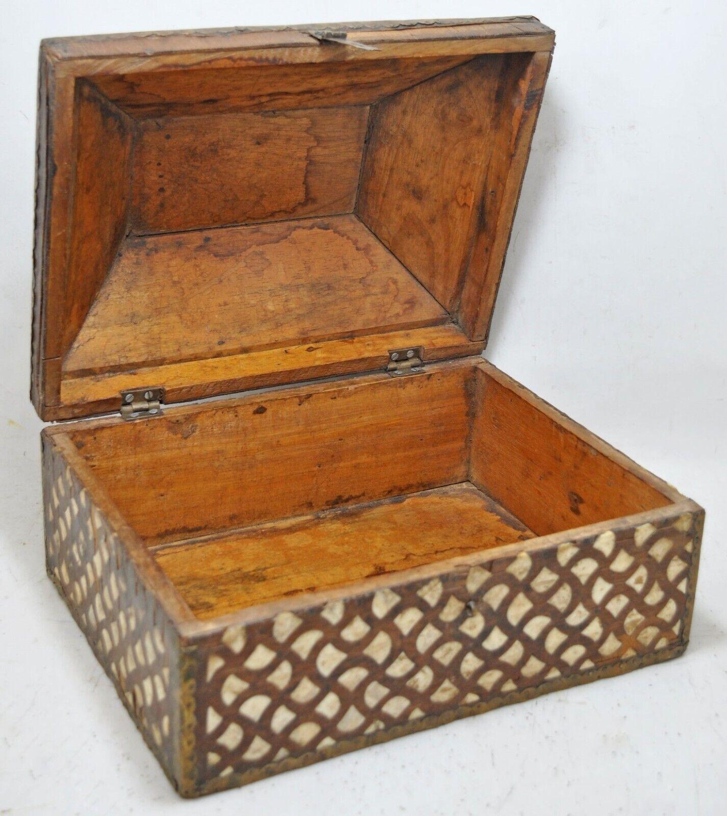 Os Boîte décorative ancienne faite main avec motif incrusté d'os typique 