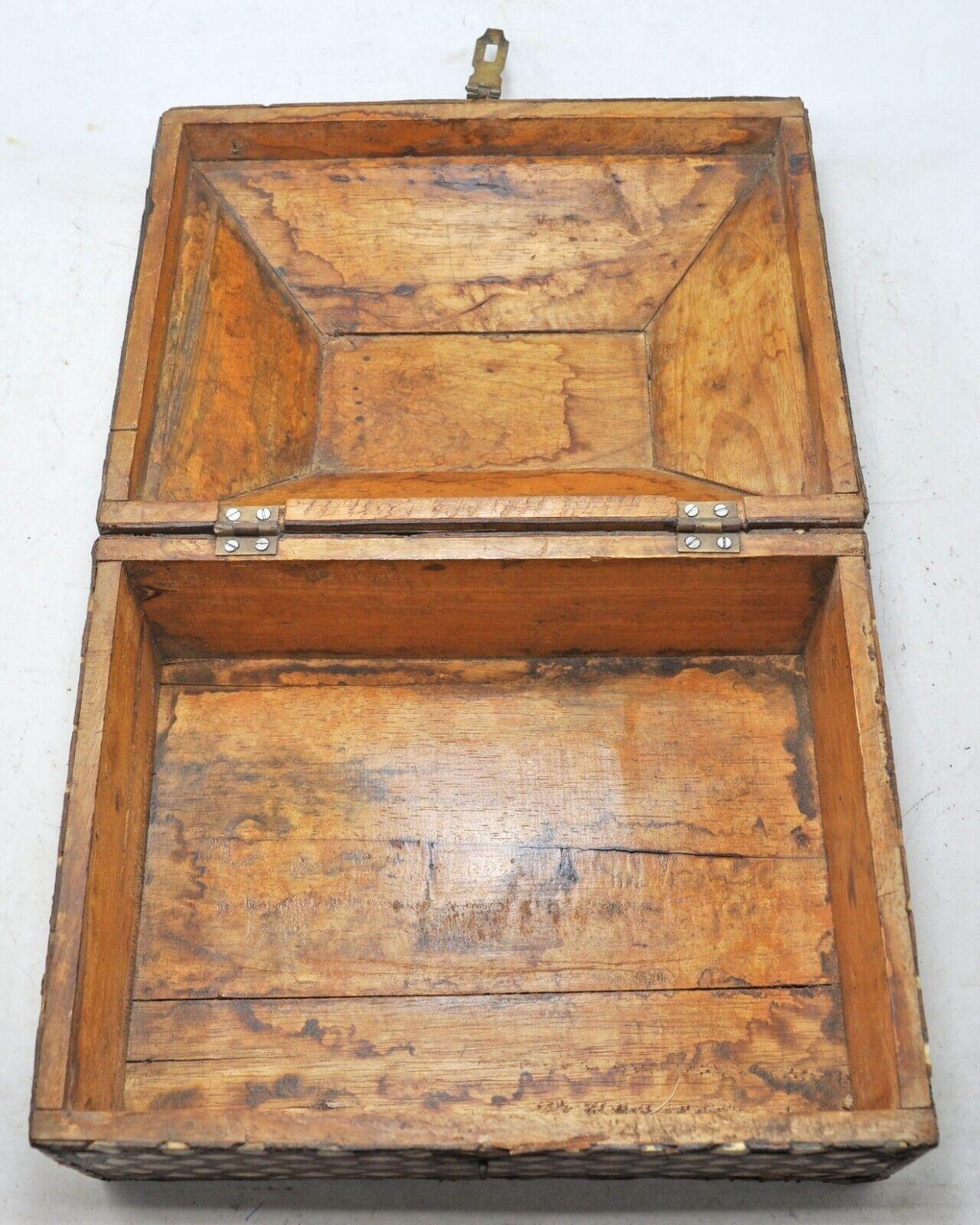 Boîte décorative ancienne faite main avec motif incrusté d'os typique  1