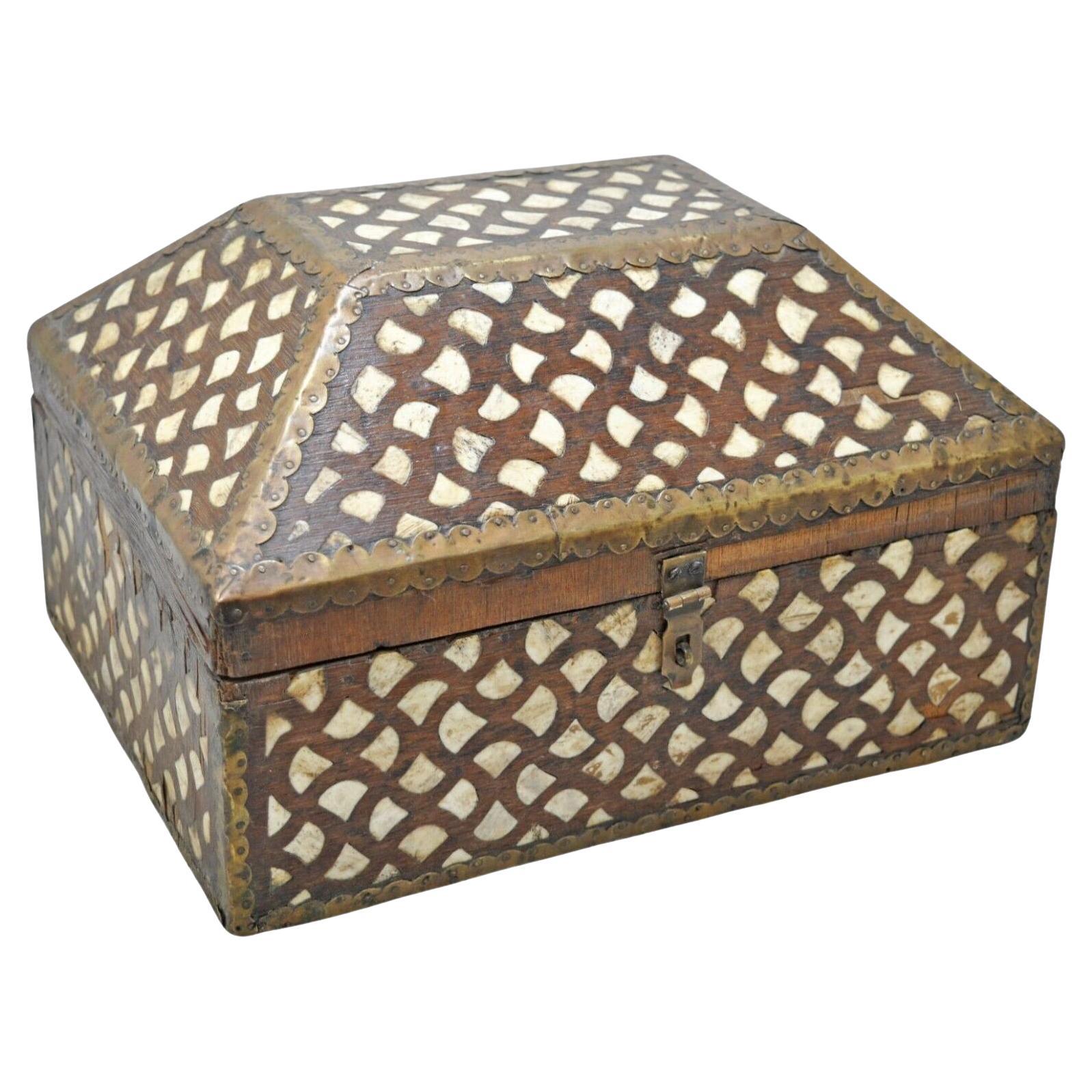 Boîte décorative ancienne faite main avec motif incrusté d'os typique 