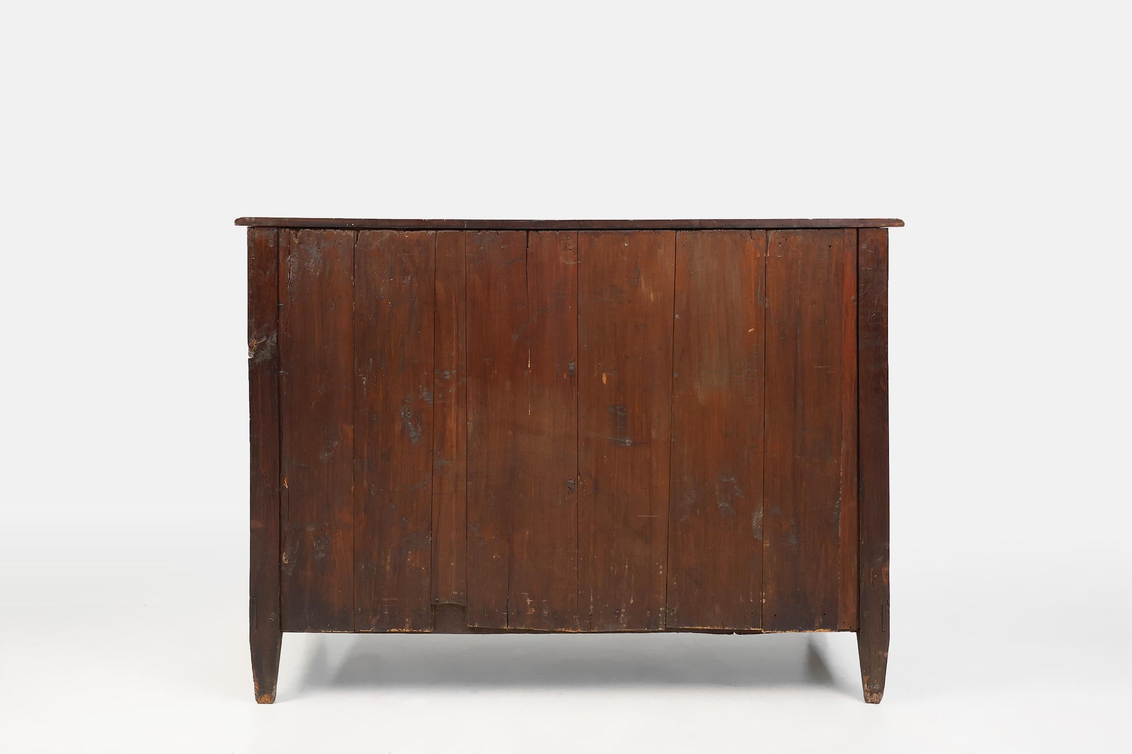 Ancienne commode en chêne sculptée à la main, vers 1800 en vente 2
