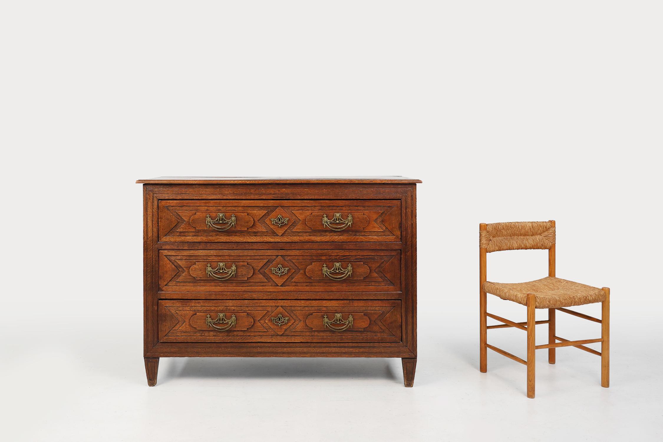Belgique / 1800 / commode / chêne, cuivre / Antique

Une commode française avec trois tiroirs spacieux et une très belle patine. Fabriqué à la main en France vers 1800 en chêne avec des ferrures en cuivre décorées de têtes de béliers stylisées.