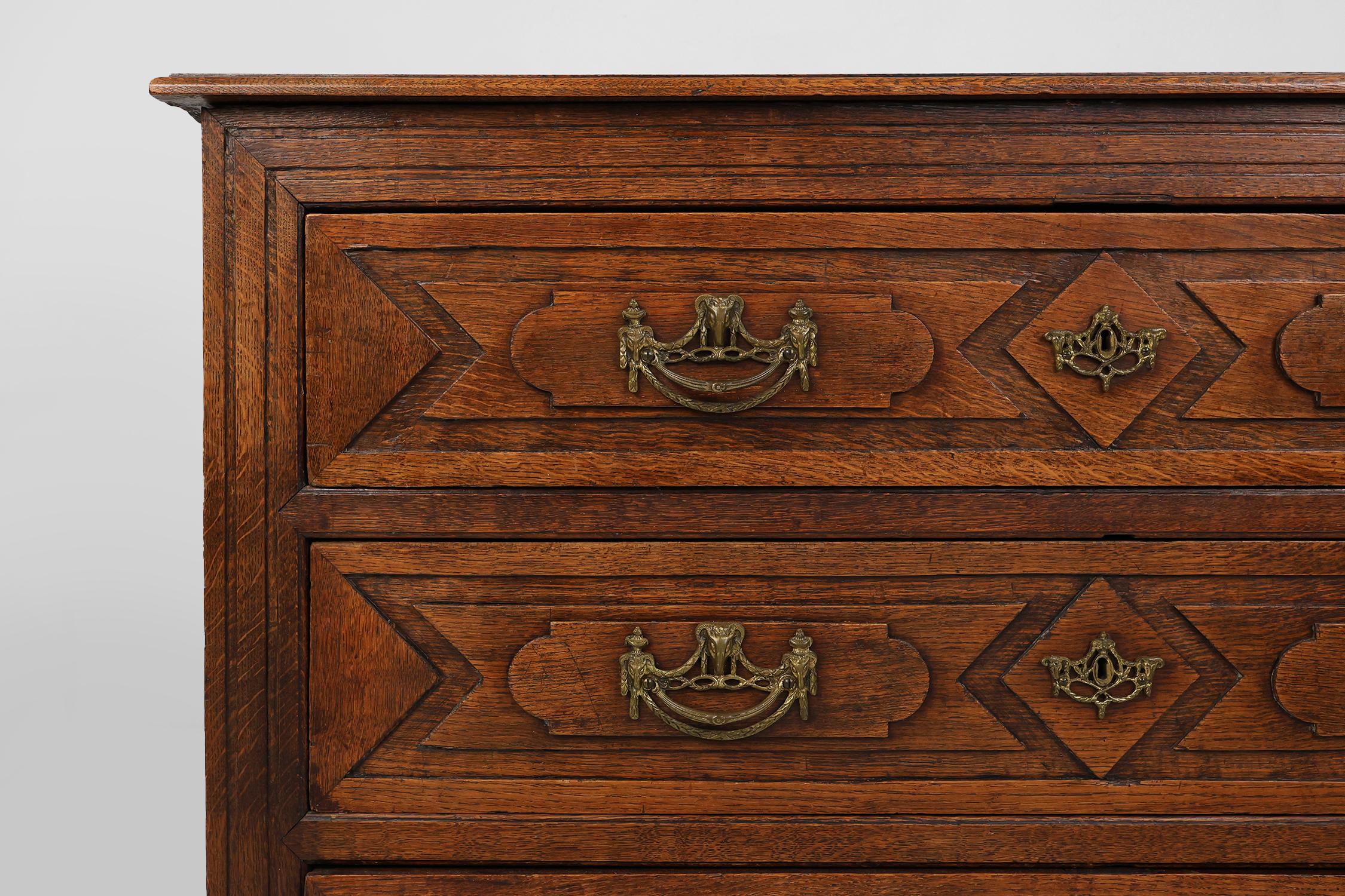 Romantique Ancienne commode en chêne sculptée à la main, vers 1800 en vente